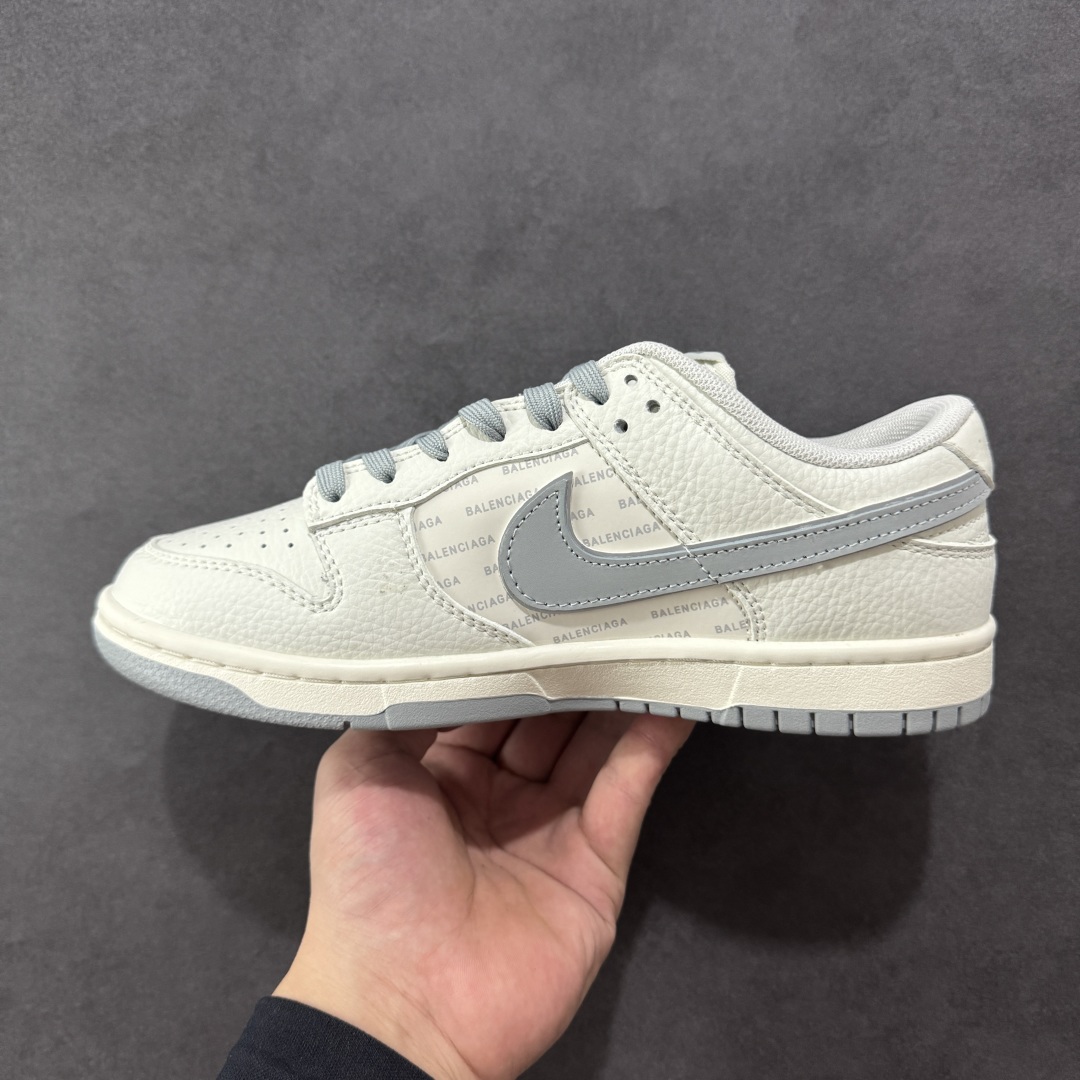 图片[2]-【定制版】Nike SB Dunk Low “巴黎世家联名—奶白灰钩印花”高端定制 低帮休闲板鞋 定制鞋盒 大厂纯原品质出货 超高清洁度 皮料切割干净无任何毛边 细节完美 货号：FX1588-312 尺码：36 36.5 37.5 38 38.5 39 40 40.5 41 42 42.5 43 44 44.5 45 编码：QFB310320-选品中心