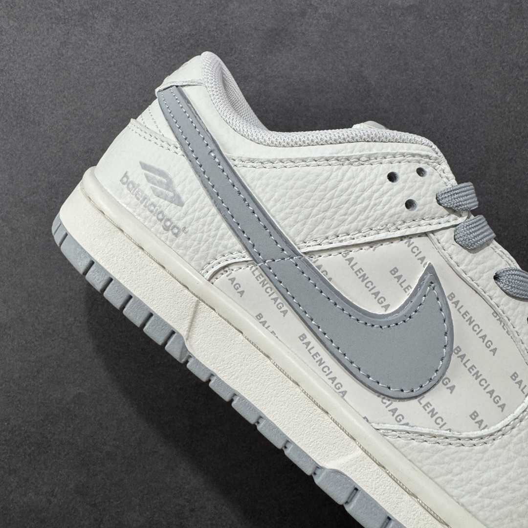 图片[6]-【定制版】Nike SB Dunk Low “巴黎世家联名—奶白灰钩印花”高端定制 低帮休闲板鞋 定制鞋盒 大厂纯原品质出货 超高清洁度 皮料切割干净无任何毛边 细节完美 货号：FX1588-312 尺码：36 36.5 37.5 38 38.5 39 40 40.5 41 42 42.5 43 44 44.5 45 编码：QFB310320-选品中心