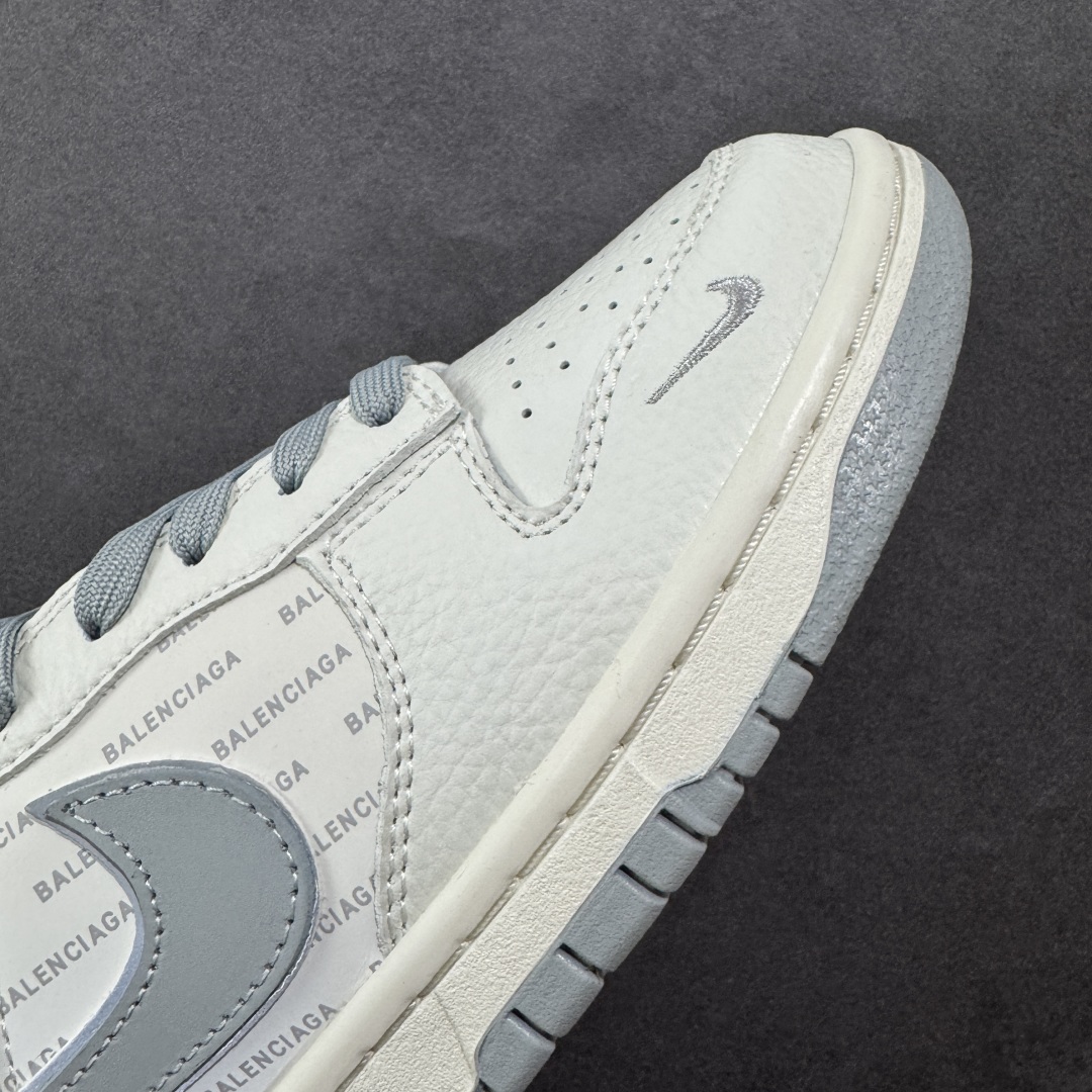 图片[5]-【定制版】Nike SB Dunk Low “巴黎世家联名—奶白灰钩印花”高端定制 低帮休闲板鞋 定制鞋盒 大厂纯原品质出货 超高清洁度 皮料切割干净无任何毛边 细节完美 货号：FX1588-312 尺码：36 36.5 37.5 38 38.5 39 40 40.5 41 42 42.5 43 44 44.5 45 编码：QFB310320-选品中心