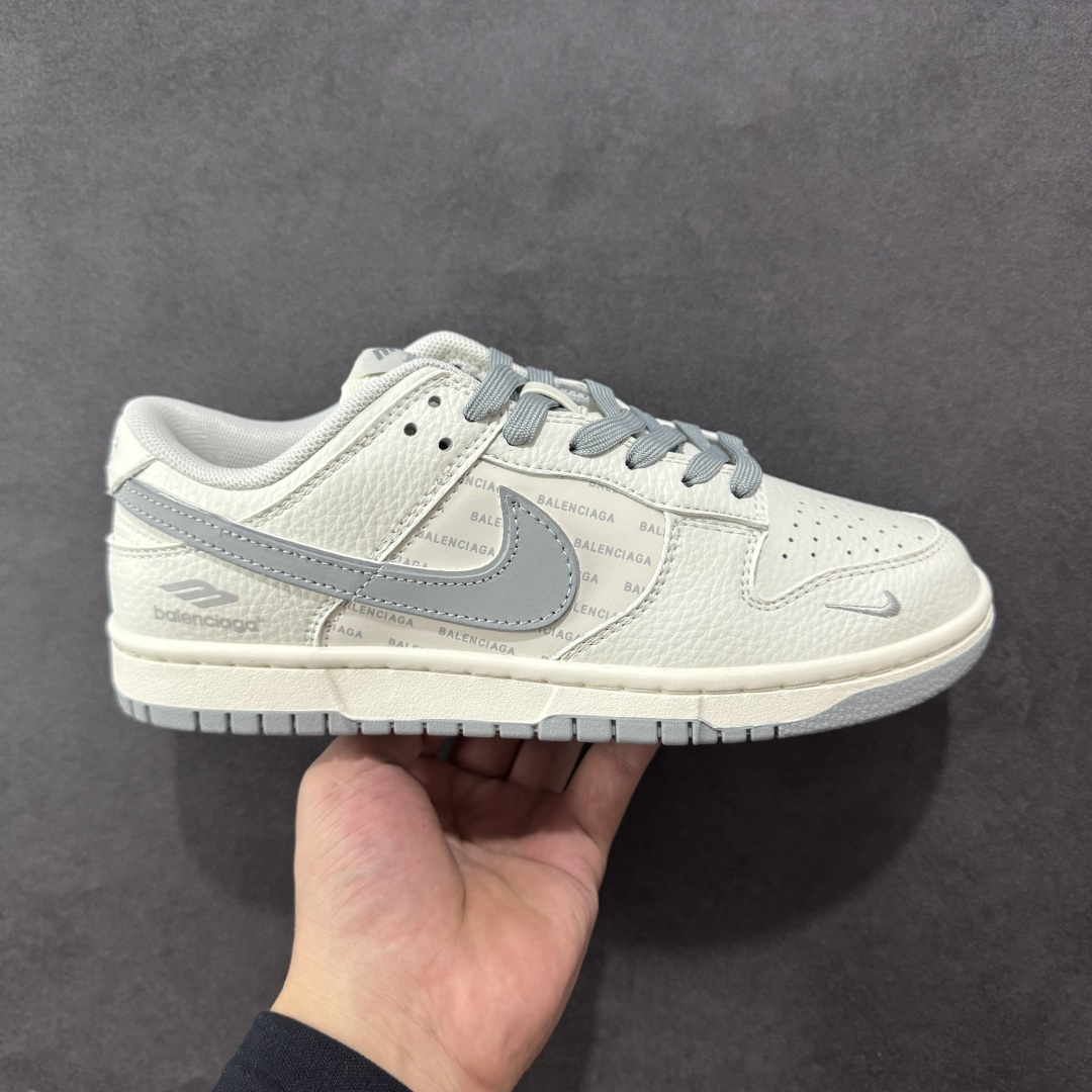 【定制版】Nike SB Dunk Low “巴黎世家联名---奶白灰钩印花”高端定制 低帮休闲板鞋 定制鞋盒 大厂纯原品质出货 超高清洁度 皮料切割干净无任何毛边 细节完美 货号:FX1588-312 尺码:36 36.5 37.5 38 38.5 39 40 40.5 41 42 42.5 43 44 44.5 45 编码:QFB310320-选品中心