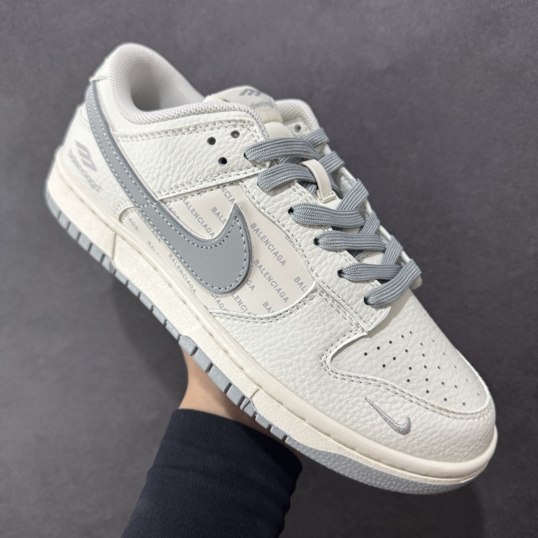 图片[3]-【定制版】Nike SB Dunk Low “巴黎世家联名—奶白灰钩印花”高端定制 低帮休闲板鞋 定制鞋盒 大厂纯原品质出货 超高清洁度 皮料切割干净无任何毛边 细节完美 货号：FX1588-312 尺码：36 36.5 37.5 38 38.5 39 40 40.5 41 42 42.5 43 44 44.5 45 编码：QFB310320-选品中心