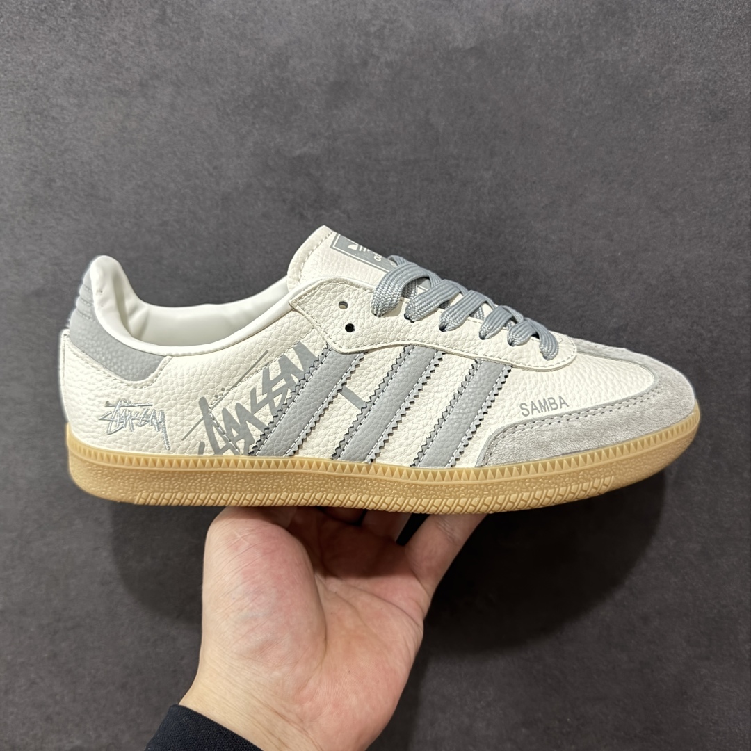 【定制版】adidas originals Samba OG x Stussy 灰白 桑巴舞系列复古经典轻便板鞋 此款以简约大方的造型设计 给人以随性休闲的时尚格调 穿着舒适轻便,运动灵活自如 满足日常个性穿搭 货号:XR0013 尺码:36 36.5 37 38 38.5 39 40 40.5 41 42 42.5 43 44 44.5 45-选品中心