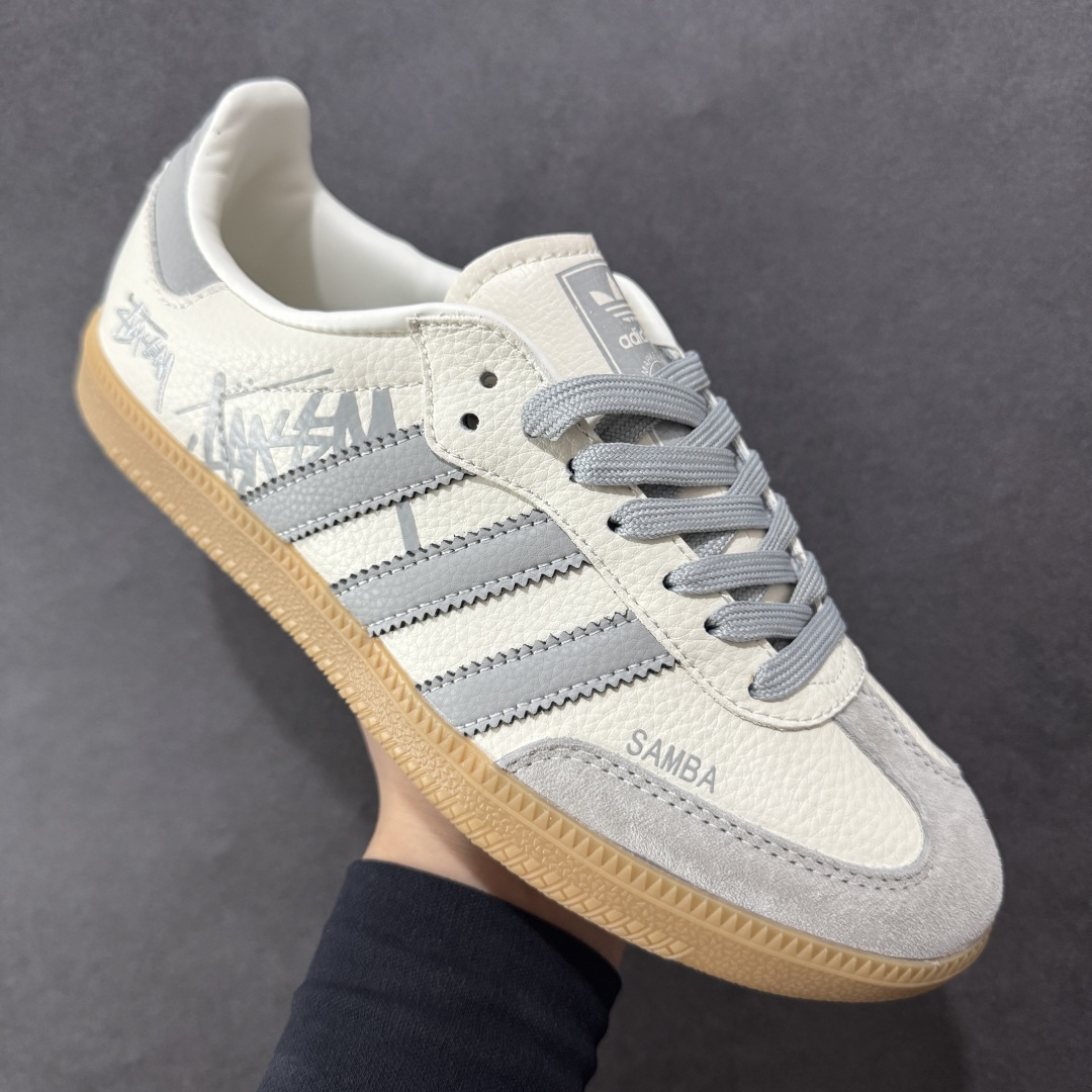 图片[3]-【定制版】adidas originals Samba OG x Stussy 灰白 桑巴舞系列复古经典轻便板鞋 此款以简约大方的造型设计 给人以随性休闲的时尚格调 穿着舒适轻便，运动灵活自如 满足日常个性穿搭 货号：XR0013 尺码：36 36.5 37 38 38.5 39 40 40.5 41 42 42.5 43 44 44.5 45-选品中心