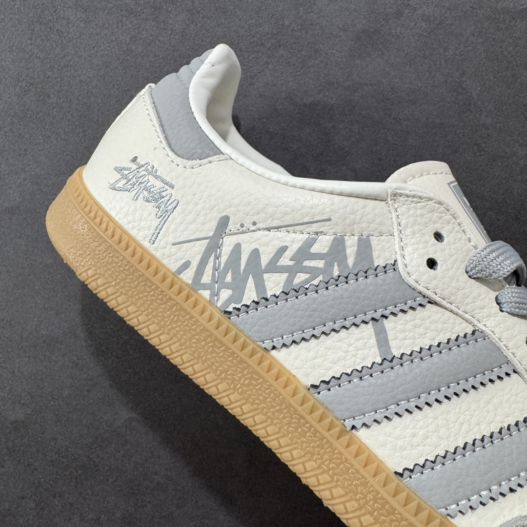 图片[6]-【定制版】adidas originals Samba OG x Stussy 灰白 桑巴舞系列复古经典轻便板鞋 此款以简约大方的造型设计 给人以随性休闲的时尚格调 穿着舒适轻便，运动灵活自如 满足日常个性穿搭 货号：XR0013 尺码：36 36.5 37 38 38.5 39 40 40.5 41 42 42.5 43 44 44.5 45-选品中心
