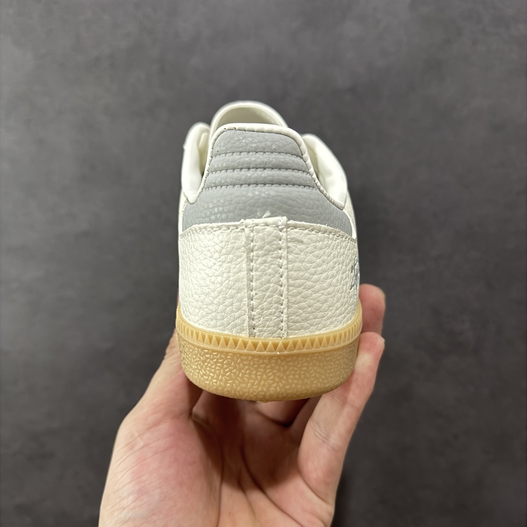 图片[4]-【定制版】adidas originals Samba OG x Stussy 灰白 桑巴舞系列复古经典轻便板鞋 此款以简约大方的造型设计 给人以随性休闲的时尚格调 穿着舒适轻便，运动灵活自如 满足日常个性穿搭 货号：XR0013 尺码：36 36.5 37 38 38.5 39 40 40.5 41 42 42.5 43 44 44.5 45-选品中心