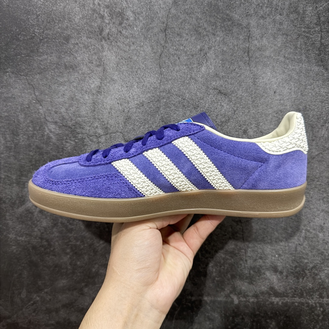 图片[2]-【纳帕软皮版】AD Original Gazelle Trainers 瞪羚室内鞋系列低帮复古百搭休闲运动德训风板鞋 IF1806 高端零售特供批次 原厂定制长毛翻毛皮组合环保纤维革鞋面材质 内置环保海玻璃鞋垫 外置RB橡胶大底 产品品控稳定性领先行业 原厂全套原楦原纸板冲刀磨具开发 原厂皮料加持 原厂港宝加持定型后跟R度完美 将复古进行到底 简约流畅 三十年不变经典 这款Gazelle运动鞋 无论面料、配色、质感或设计 都只在重现其1991年原款的经典 皮革鞋面 撞色三条纹和鞋跟标的设计 力求呈现90年代的经典复古风潮 Samba火热的同时 也带动了其它的复古鞋型 Gazelle便是其中一只 Gazelle Indoor拥有包边更宽的T字型鞋头 更好的保护运动员的前掌 浓浓的复古氛围感 非常适合现在流行的Cleanfit风格 尺码：35.5 36 36⅔ 37⅓ 38 38⅔ 39⅓ 40 40⅔ 41⅓ 42 42⅔ 43⅓ 44 44⅔ 45 46 47-选品中心