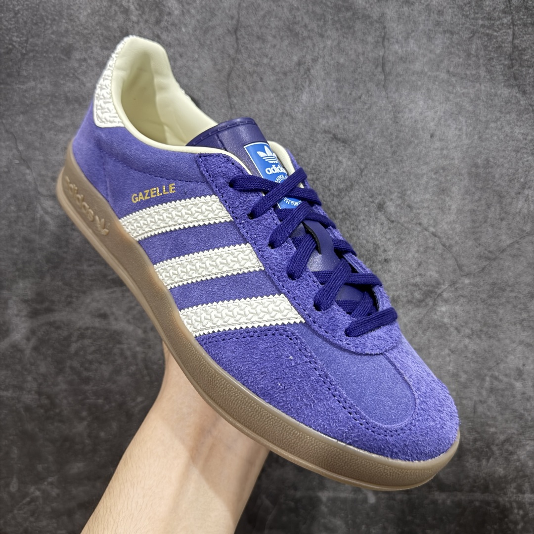 图片[3]-【纳帕软皮版】AD Original Gazelle Trainers 瞪羚室内鞋系列低帮复古百搭休闲运动德训风板鞋 IF1806 高端零售特供批次 原厂定制长毛翻毛皮组合环保纤维革鞋面材质 内置环保海玻璃鞋垫 外置RB橡胶大底 产品品控稳定性领先行业 原厂全套原楦原纸板冲刀磨具开发 原厂皮料加持 原厂港宝加持定型后跟R度完美 将复古进行到底 简约流畅 三十年不变经典 这款Gazelle运动鞋 无论面料、配色、质感或设计 都只在重现其1991年原款的经典 皮革鞋面 撞色三条纹和鞋跟标的设计 力求呈现90年代的经典复古风潮 Samba火热的同时 也带动了其它的复古鞋型 Gazelle便是其中一只 Gazelle Indoor拥有包边更宽的T字型鞋头 更好的保护运动员的前掌 浓浓的复古氛围感 非常适合现在流行的Cleanfit风格 尺码：35.5 36 36⅔ 37⅓ 38 38⅔ 39⅓ 40 40⅔ 41⅓ 42 42⅔ 43⅓ 44 44⅔ 45 46 47-选品中心