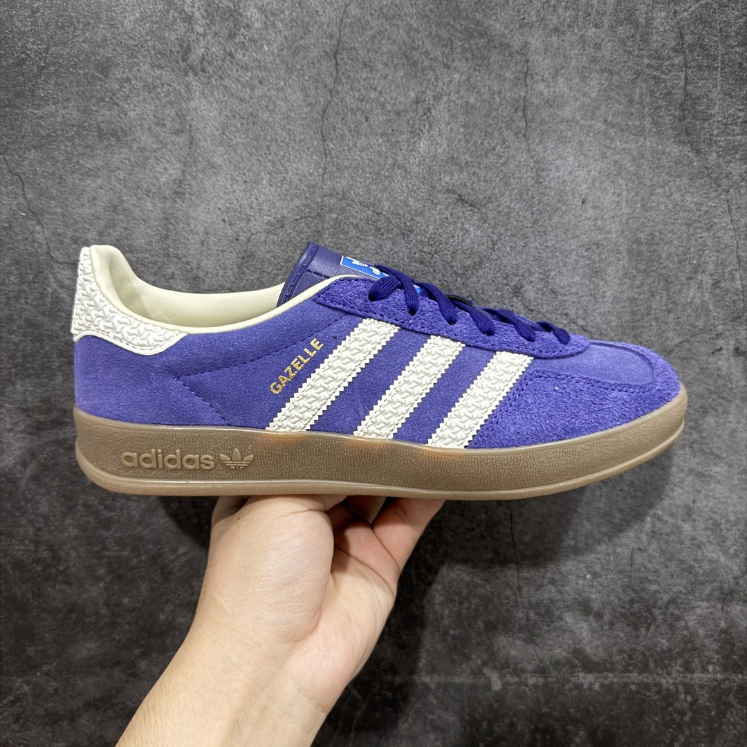 【纳帕软皮版】AD Original Gazelle Trainers 瞪羚室内鞋系列低帮复古百搭休闲运动德训风板鞋 IF1806 高端零售特供批次 原厂定制长毛翻毛皮组合环保纤维革鞋面材质 内置环保海玻璃鞋垫 外置RB橡胶大底 产品品控稳定性领先行业 原厂全套原楦原纸板冲刀磨具开发 原厂皮料加持 原厂港宝加持定型后跟R度完美 将复古进行到底 简约流畅 三十年不变经典 这款Gazelle运动鞋 无论面料、配色、质感或设计 都只在重现其1991年原款的经典 皮革鞋面 撞色三条纹和鞋跟标的设计 力求呈现90年代的经典复古风潮 Samba火热的同时 也带动了其它的复古鞋型 Gazelle便是其中一只 Gazelle Indoor拥有包边更宽的T字型鞋头 更好的保护运动员的前掌 浓浓的复古氛围感 非常适合现在流行的Cleanfit风格 尺码:35.5 36 36⅔ 37⅓ 38 38⅔ 39⅓ 40 40⅔ 41⅓ 42 42⅔ 43⅓ 44 44⅔ 45 46 47-选品中心