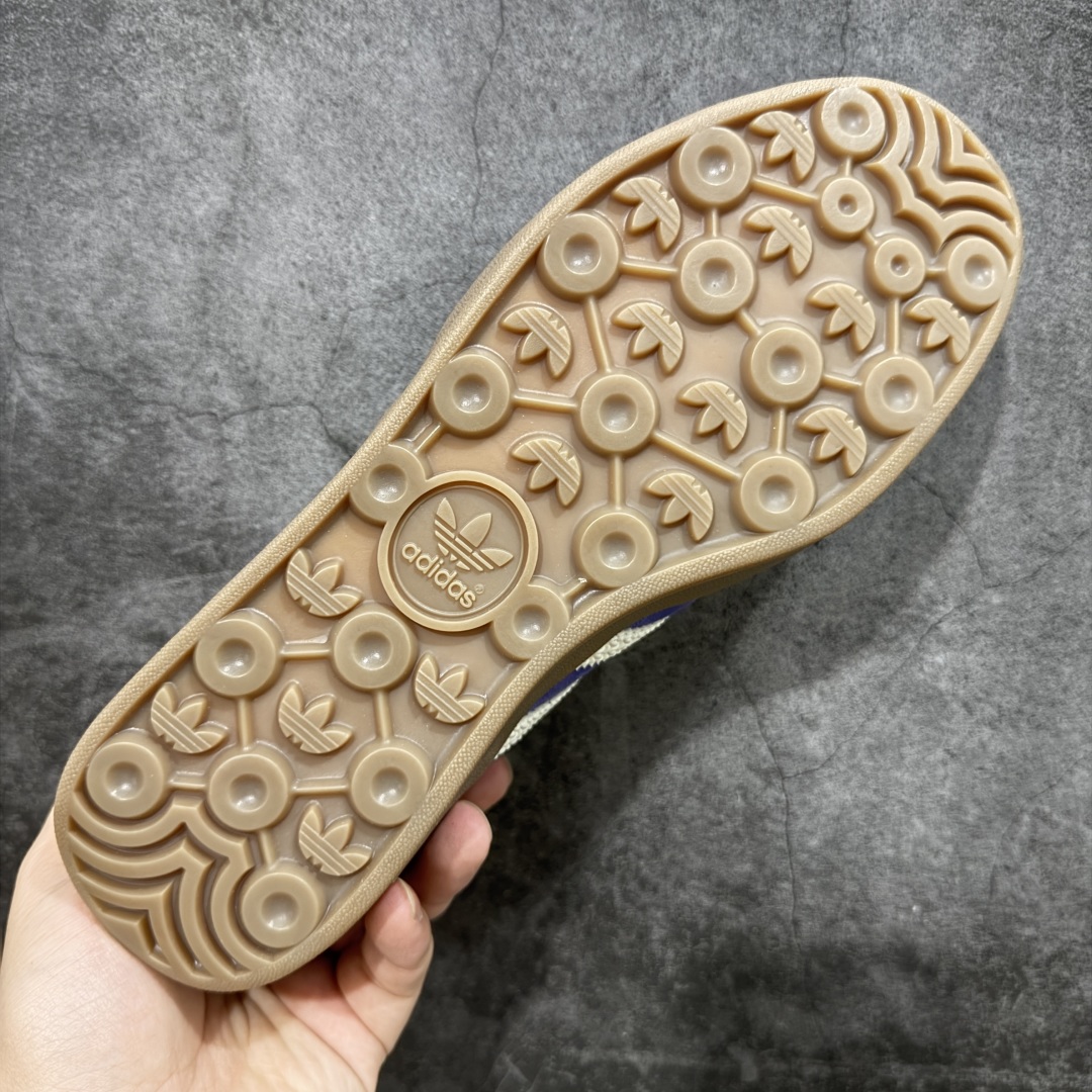 图片[9]-【纳帕软皮版】AD Original Gazelle Trainers 瞪羚室内鞋系列低帮复古百搭休闲运动德训风板鞋 IF1806 高端零售特供批次 原厂定制长毛翻毛皮组合环保纤维革鞋面材质 内置环保海玻璃鞋垫 外置RB橡胶大底 产品品控稳定性领先行业 原厂全套原楦原纸板冲刀磨具开发 原厂皮料加持 原厂港宝加持定型后跟R度完美 将复古进行到底 简约流畅 三十年不变经典 这款Gazelle运动鞋 无论面料、配色、质感或设计 都只在重现其1991年原款的经典 皮革鞋面 撞色三条纹和鞋跟标的设计 力求呈现90年代的经典复古风潮 Samba火热的同时 也带动了其它的复古鞋型 Gazelle便是其中一只 Gazelle Indoor拥有包边更宽的T字型鞋头 更好的保护运动员的前掌 浓浓的复古氛围感 非常适合现在流行的Cleanfit风格 尺码：35.5 36 36⅔ 37⅓ 38 38⅔ 39⅓ 40 40⅔ 41⅓ 42 42⅔ 43⅓ 44 44⅔ 45 46 47-选品中心