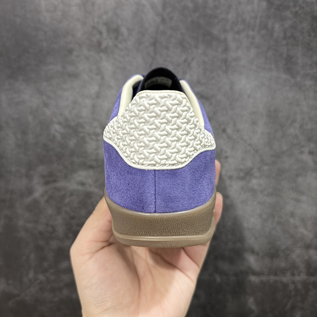 图片[4]-【纳帕软皮版】AD Original Gazelle Trainers 瞪羚室内鞋系列低帮复古百搭休闲运动德训风板鞋 IF1806 高端零售特供批次 原厂定制长毛翻毛皮组合环保纤维革鞋面材质 内置环保海玻璃鞋垫 外置RB橡胶大底 产品品控稳定性领先行业 原厂全套原楦原纸板冲刀磨具开发 原厂皮料加持 原厂港宝加持定型后跟R度完美 将复古进行到底 简约流畅 三十年不变经典 这款Gazelle运动鞋 无论面料、配色、质感或设计 都只在重现其1991年原款的经典 皮革鞋面 撞色三条纹和鞋跟标的设计 力求呈现90年代的经典复古风潮 Samba火热的同时 也带动了其它的复古鞋型 Gazelle便是其中一只 Gazelle Indoor拥有包边更宽的T字型鞋头 更好的保护运动员的前掌 浓浓的复古氛围感 非常适合现在流行的Cleanfit风格 尺码：35.5 36 36⅔ 37⅓ 38 38⅔ 39⅓ 40 40⅔ 41⅓ 42 42⅔ 43⅓ 44 44⅔ 45 46 47-选品中心