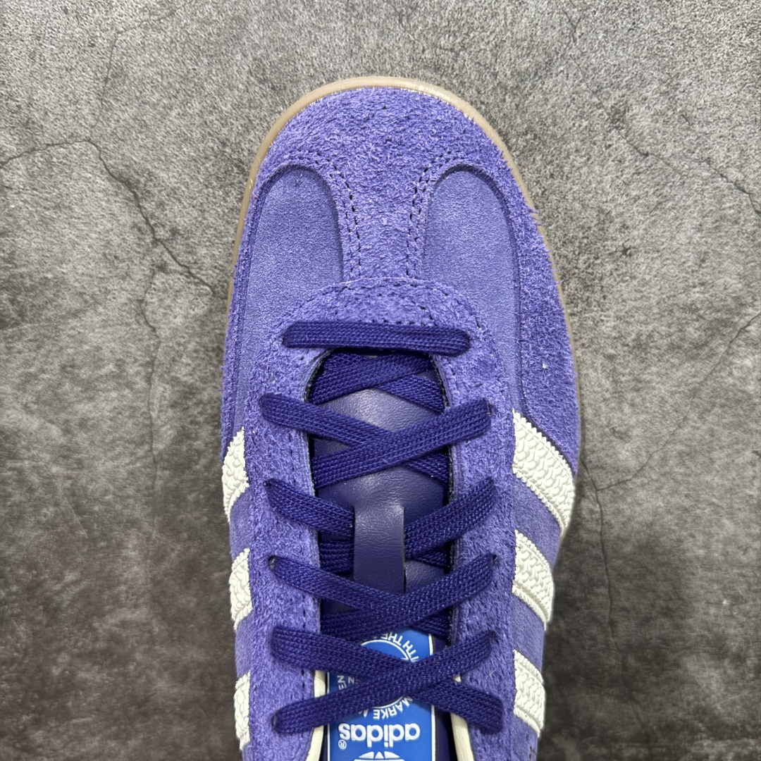 图片[5]-【纳帕软皮版】AD Original Gazelle Trainers 瞪羚室内鞋系列低帮复古百搭休闲运动德训风板鞋 IF1806 高端零售特供批次 原厂定制长毛翻毛皮组合环保纤维革鞋面材质 内置环保海玻璃鞋垫 外置RB橡胶大底 产品品控稳定性领先行业 原厂全套原楦原纸板冲刀磨具开发 原厂皮料加持 原厂港宝加持定型后跟R度完美 将复古进行到底 简约流畅 三十年不变经典 这款Gazelle运动鞋 无论面料、配色、质感或设计 都只在重现其1991年原款的经典 皮革鞋面 撞色三条纹和鞋跟标的设计 力求呈现90年代的经典复古风潮 Samba火热的同时 也带动了其它的复古鞋型 Gazelle便是其中一只 Gazelle Indoor拥有包边更宽的T字型鞋头 更好的保护运动员的前掌 浓浓的复古氛围感 非常适合现在流行的Cleanfit风格 尺码：35.5 36 36⅔ 37⅓ 38 38⅔ 39⅓ 40 40⅔ 41⅓ 42 42⅔ 43⅓ 44 44⅔ 45 46 47-选品中心