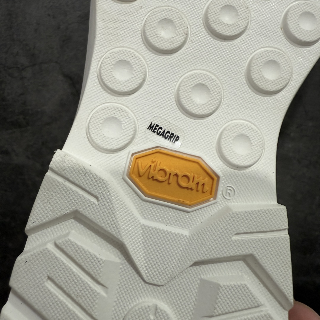 图片[9]-【莞产套盒版】ARC‘TERYX始祖鸟 KONSEAL LT 轻量 男女 登山鞋 夏季透气款 徒步 攀岩 徒步户外休闲鞋 莞产原单 代购指定版本 原数据开发 不掉标 正确高频字体 鸟爪细节完美 区别市场公版货 错误字体货 中底带钢印 礼盒装 男女码齐 带半码 上脚舒适轻便无负重感 四季百搭 始祖鸟 KONSEAL LT轻量户外鞋，这双鞋，不仅仅可以穿着逛街上班，更可以穿着徒步旅游甚至攀岩！说实话，没多少人真的会去攀岩，经我们试穿，这双鞋，日常穿也是非常舒服轻便！搭配日常的衣服完全不违和！结构中底TPU底盘，保护双脚。配置3D模具保护双脚+一体化系带系统，鞋面防撕裂网布、TPU保护膜和牛巴革合成面料，喜欢放心入！这种类型的鞋子咱们家超难得遇到一次，喜欢一定不要错过 尺码：36 36.5 37 38 38.5 39 40 40.5 41 42 42.5 43 44 44.5 45-选品中心