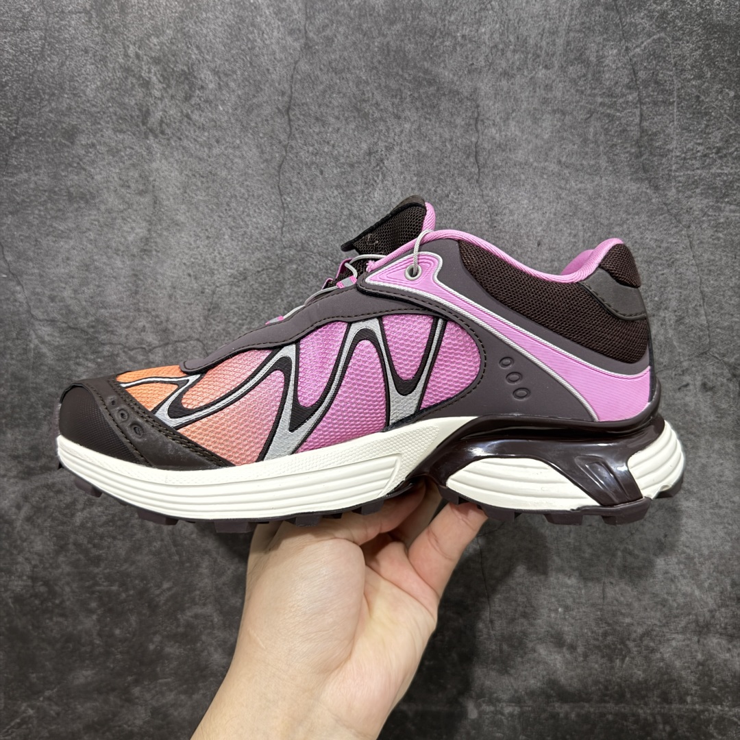 图片[2]-【666版本】SALOMON 萨洛蒙 XT-WHISPER 舒适百搭耐磨轻便低帮 休闲越野训练城市通勤跑步鞋 男女同款 粉棕色 纯原外贸平台特供订单 耗时半年巨作 #全套原纸板楦头开发 #原厂特供网布配套加持 #确保原汁原味 完美呈现版型 #原档数据独家私模五层组合大底 #男女鞋同步官方开发至46 #原装Ortholite轻量化鞋垫 #中底布带钢印编号 原厂TPU锁扣 #进口港宝加持 后跟自然饱满 还原公司包裹性 #鞋面采用SENSIFT贴合技术 #全方位贴合包裹脚型 #鞋跟部鞋底牵引设计 #提供强大的抓地性能 #更适应野外崎岖不平的道路 #基于 SALOMON 初代 XT 鞋身造型并搭载 4D ADVANCED CHASSIS™ 大底打造而成 为这款 XT-WHISPER 带来了多项足部控制与保护等功能性 如在运动过程中控制左右晃动的过程而提高稳定性、改善长途越野过程中足中到足尖的过渡、提高感知岩石的精确度以抵抗尖锐物体对脚底的伤害以及采用动态缓冲来增强穿着舒适感 从而减轻疲劳感 使 XT-WHISPER 成为一双舒适且安全的户外之履 货号：478787 尺码：36 36.5 37.5 38 38.5 39 40 40.5 41 42 42.5 43 44 45 46-选品中心