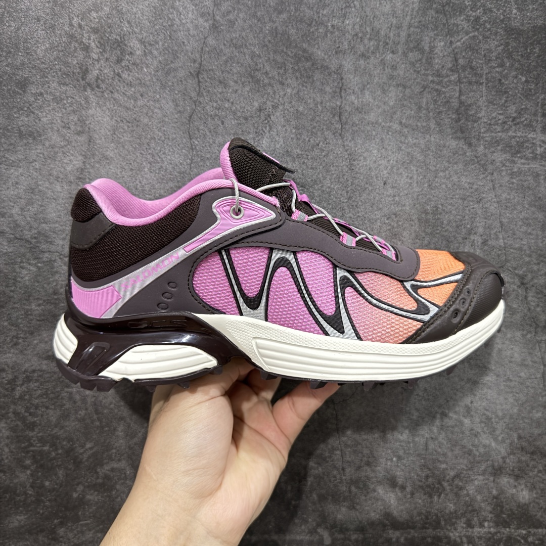 【666版本】SALOMON 萨洛蒙 XT-WHISPER 舒适百搭耐磨轻便低帮 休闲越野训练城市通勤跑步鞋 男女同款 粉棕色 纯原外贸平台特供订单 耗时半年巨作 #全套原纸板楦头开发 #原厂特供网布配套加持 #确保原汁原味 完美呈现版型 #原档数据独家私模五层组合大底 #男女鞋同步官方开发至46 #原装Ortholite轻量化鞋垫 #中底布带钢印编号 原厂TPU锁扣 #进口港宝加持 后跟自然饱满 还原公司包裹性 #鞋面采用SENSIFT贴合技术 #全方位贴合包裹脚型 #鞋跟部鞋底牵引设计 #提供强大的抓地性能 #更适应野外崎岖不平的道路 #基于 SALOMON 初代 XT 鞋身造型并搭载 4D ADVANCED CHASSIS™ 大底打造而成 为这款 XT-WHISPER 带来了多项足部控制与保护等功能性 如在运动过程中控制左右晃动的过程而提高稳定性、改善长途越野过程中足中到足尖的过渡、提高感知岩石的精确度以抵抗尖锐物体对脚底的伤害以及采用动态缓冲来增强穿着舒适感 从而减轻疲劳感 使 XT-WHISPER 成为一双舒适且安全的户外之履 货号:478787 尺码:36 36.5 37.5 38 38.5 39 40 40.5 41 42 42.5 43 44 45 46-选品中心