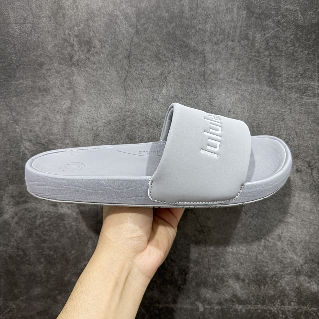 【pk版本】Lululemon Rsetfeel Slide 露露乐檬拖鞋 立体针织弹力鞋面轻量透气,中底采用Lululemon特别研发的加厚泡棉材料,利用专门的分层解构和泡棉技术实现了缓震和支撑性的平衡。采用TPU后跟支撑,减震设计,缓冲接地力,舒适回弹。 小红书爆款 一鞋难求👊🏻 尺码:36-45-选品中心