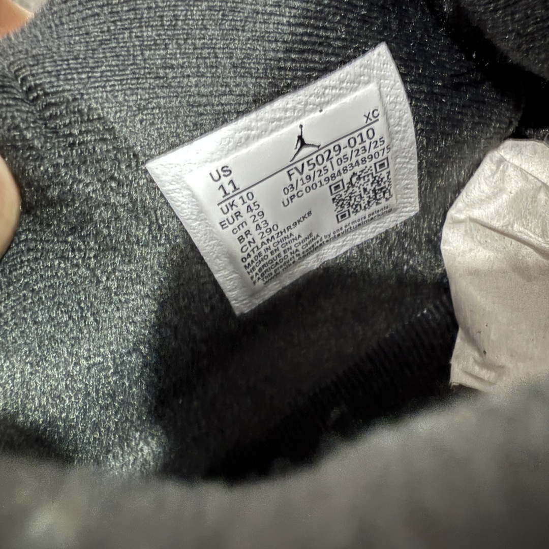图片[8]-【GX版】Air Jordan 4 Retro AJ4 乔4黑猫2.0 FV5029-010 全新批次 重点区分市面 唯一正确细节 后跟饰片中心位置有合模线 超弹硅胶材质 内层不织布补强 补强为硅胶提供更强耐久性 避免断裂 圈内最强四代 耗时半年巨作 全套原纸板楦头开发 原厂特供皮料加持 确保原汁原味 完美呈现四代版型 一比一鞋头弧度高度鞋身弧度 数据细节工艺流程均保持原鞋一致 原厂TPU网格鞋带扣 正确内里网布 菱角分明不变形无多余毛边 柔软性质感一致于原鞋 市场唯一原厂鞋扣模具 背面可见隐藏注塑口 原厂织唛标 原厂飞人电绣工艺 尾指中部跳三针 独家绑鞋带手法 印刷中底布 四线拉帮 米色美纹纸贴合固定 进口港宝加持 后跟自然饱满 全鞋荧光划线卡点 追求极致完美 每一双都是工艺品 多重QC质检 超越公司货的品控标准 实实在在的免检产品 尺码：40 40.5 41 42 42.5 43 44 44.5 45 45.5 46 47.5 48.5-选品中心
