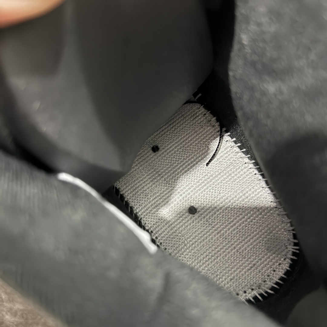 图片[9]-【GX版】Air Jordan 4 Retro AJ4 乔4黑猫2.0 FV5029-010 全新批次 重点区分市面 唯一正确细节 后跟饰片中心位置有合模线 超弹硅胶材质 内层不织布补强 补强为硅胶提供更强耐久性 避免断裂 圈内最强四代 耗时半年巨作 全套原纸板楦头开发 原厂特供皮料加持 确保原汁原味 完美呈现四代版型 一比一鞋头弧度高度鞋身弧度 数据细节工艺流程均保持原鞋一致 原厂TPU网格鞋带扣 正确内里网布 菱角分明不变形无多余毛边 柔软性质感一致于原鞋 市场唯一原厂鞋扣模具 背面可见隐藏注塑口 原厂织唛标 原厂飞人电绣工艺 尾指中部跳三针 独家绑鞋带手法 印刷中底布 四线拉帮 米色美纹纸贴合固定 进口港宝加持 后跟自然饱满 全鞋荧光划线卡点 追求极致完美 每一双都是工艺品 多重QC质检 超越公司货的品控标准 实实在在的免检产品 尺码：40 40.5 41 42 42.5 43 44 44.5 45 45.5 46 47.5 48.5-选品中心