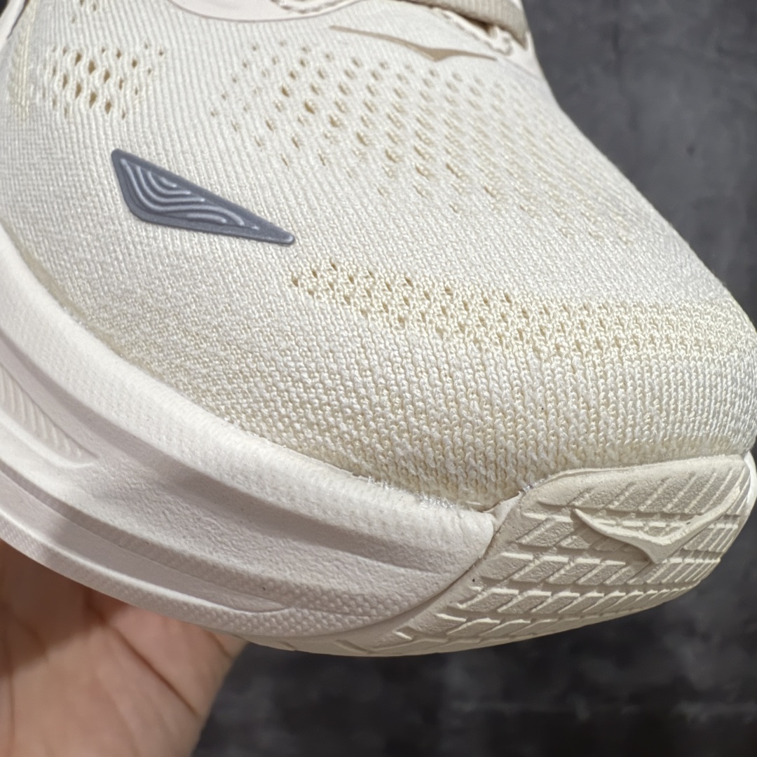 图片[4]-【GX越南版】HOKA ONE ONE Bondi 9 WIDE 邦迪九代舒适防滑耐磨低帮休闲跑步鞋 专业外贸大厂出品 市面最顶 细节只对比原版 无任何差别 原材料打造 HOKA ONE ONE是来自美国的跑步鞋知名品牌，创立于2009年，始终致力于为所有跑者提供更新、更好的跑步装备。相比常规跑鞋，HOKA ONE ONE特别研发使用性能独特的几何形跑鞋中底，此种鞋底更厚、更高、回弹性也更好，除了卓越的缓冲性能，它还能內各种阶段的跑者带来更具动感、更加稳定的跑步体验。HOKAONE ONE从设计之初就清楚意识到，要保证跑者步幅的均匀一致，双脚自然而然的运动至关重要。 尺码：36 36.5 37.5 38 38.5 39 40 40.5 41 42 42.5 43 44 44.5 45-选品中心