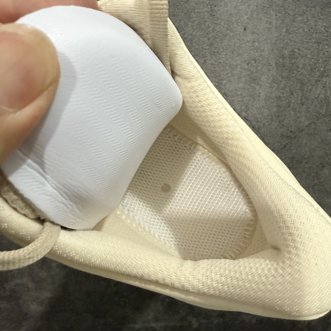 图片[8]-【GX越南版】HOKA ONE ONE Bondi 9 WIDE 邦迪九代舒适防滑耐磨低帮休闲跑步鞋 专业外贸大厂出品 市面最顶 细节只对比原版 无任何差别 原材料打造 HOKA ONE ONE是来自美国的跑步鞋知名品牌，创立于2009年，始终致力于为所有跑者提供更新、更好的跑步装备。相比常规跑鞋，HOKA ONE ONE特别研发使用性能独特的几何形跑鞋中底，此种鞋底更厚、更高、回弹性也更好，除了卓越的缓冲性能，它还能內各种阶段的跑者带来更具动感、更加稳定的跑步体验。HOKAONE ONE从设计之初就清楚意识到，要保证跑者步幅的均匀一致，双脚自然而然的运动至关重要。 尺码：36 36.5 37.5 38 38.5 39 40 40.5 41 42 42.5 43 44 44.5 45-选品中心