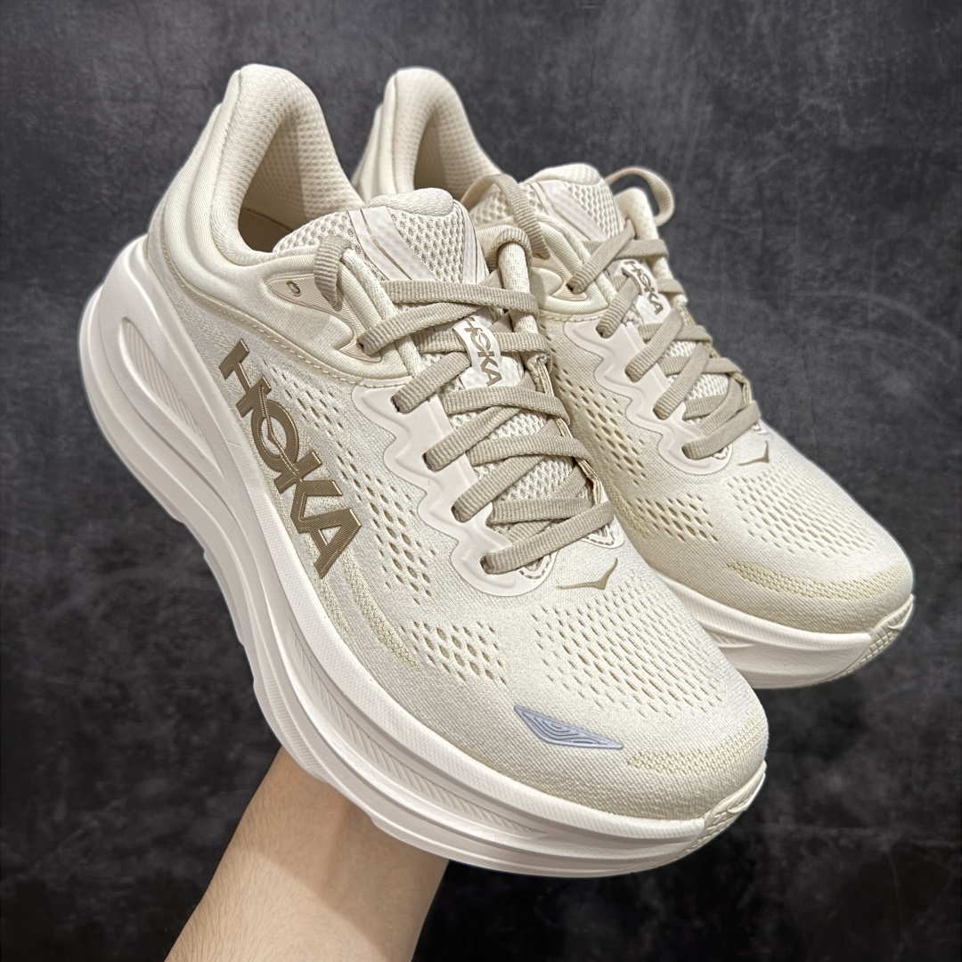【GX越南版】HOKA ONE ONE Bondi 9 WIDE 邦迪九代舒适防滑耐磨低帮休闲跑步鞋 专业外贸大厂出品 市面最顶 细节只对比原版 无任何差别 原材料打造 HOKA ONE ONE是来自美国的跑步鞋知名品牌,创立于2009年,始终致力于为所有跑者提供更新、更好的跑步装备。相比常规跑鞋,HOKA ONE ONE特别研发使用性能独特的几何形跑鞋中底,此种鞋底更厚、更高、回弹性也更好,除了卓越的缓冲性能,它还能內各种阶段的跑者带来更具动感、更加稳定的跑步体验。HOKAONE ONE从设计之初就清楚意识到,要保证跑者步幅的均匀一致,双脚自然而然的运动至关重要。 尺码:36 36.5 37.5 38 38.5 39 40 40.5 41 42 42.5 43 44 44.5 45-选品中心