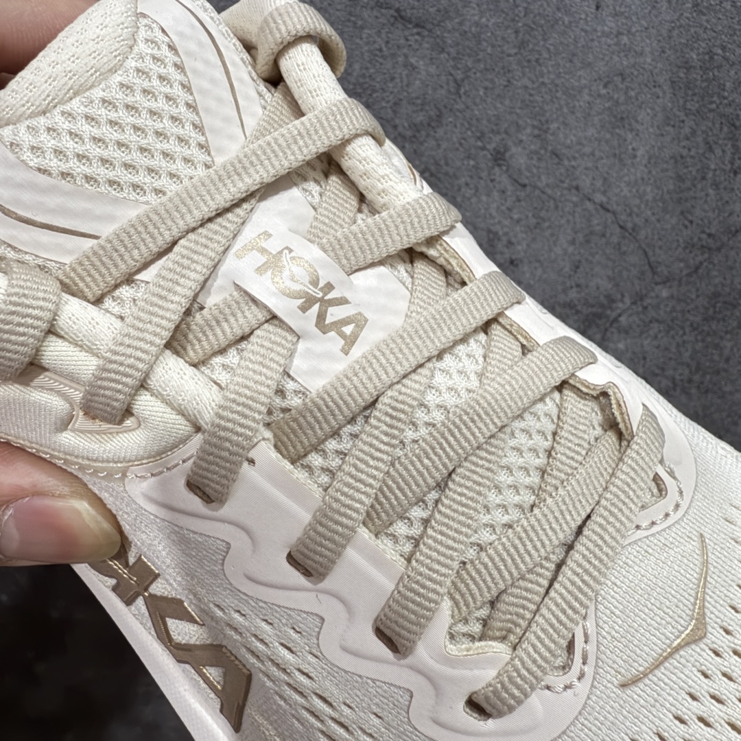 图片[5]-【GX越南版】HOKA ONE ONE Bondi 9 WIDE 邦迪九代舒适防滑耐磨低帮休闲跑步鞋 专业外贸大厂出品 市面最顶 细节只对比原版 无任何差别 原材料打造 HOKA ONE ONE是来自美国的跑步鞋知名品牌，创立于2009年，始终致力于为所有跑者提供更新、更好的跑步装备。相比常规跑鞋，HOKA ONE ONE特别研发使用性能独特的几何形跑鞋中底，此种鞋底更厚、更高、回弹性也更好，除了卓越的缓冲性能，它还能內各种阶段的跑者带来更具动感、更加稳定的跑步体验。HOKAONE ONE从设计之初就清楚意识到，要保证跑者步幅的均匀一致，双脚自然而然的运动至关重要。 尺码：36 36.5 37.5 38 38.5 39 40 40.5 41 42 42.5 43 44 44.5 45-选品中心