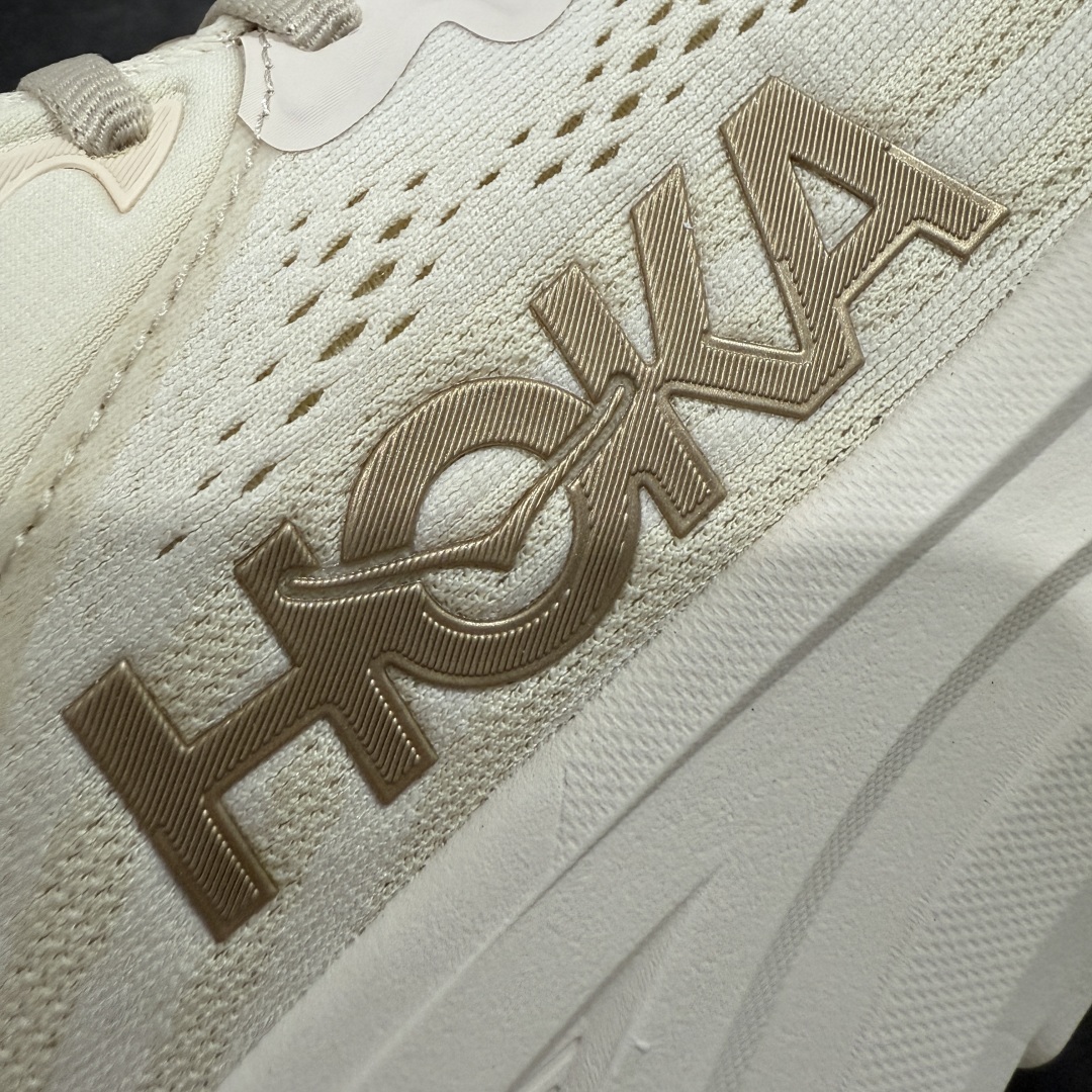 图片[3]-【GX越南版】HOKA ONE ONE Bondi 9 WIDE 邦迪九代舒适防滑耐磨低帮休闲跑步鞋 专业外贸大厂出品 市面最顶 细节只对比原版 无任何差别 原材料打造 HOKA ONE ONE是来自美国的跑步鞋知名品牌，创立于2009年，始终致力于为所有跑者提供更新、更好的跑步装备。相比常规跑鞋，HOKA ONE ONE特别研发使用性能独特的几何形跑鞋中底，此种鞋底更厚、更高、回弹性也更好，除了卓越的缓冲性能，它还能內各种阶段的跑者带来更具动感、更加稳定的跑步体验。HOKAONE ONE从设计之初就清楚意识到，要保证跑者步幅的均匀一致，双脚自然而然的运动至关重要。 尺码：36 36.5 37.5 38 38.5 39 40 40.5 41 42 42.5 43 44 44.5 45-选品中心