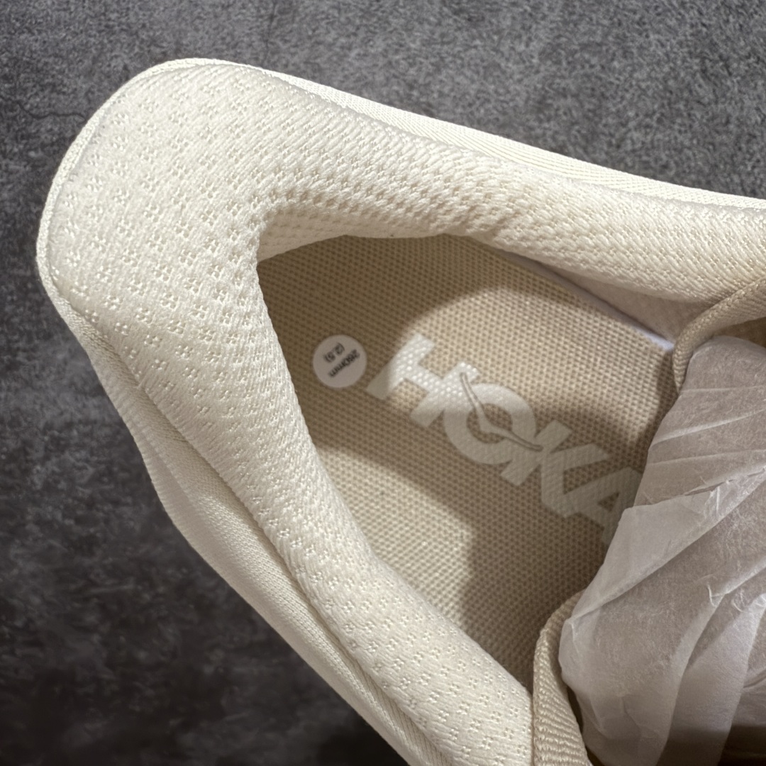 图片[7]-【GX越南版】HOKA ONE ONE Bondi 9 WIDE 邦迪九代舒适防滑耐磨低帮休闲跑步鞋 专业外贸大厂出品 市面最顶 细节只对比原版 无任何差别 原材料打造 HOKA ONE ONE是来自美国的跑步鞋知名品牌，创立于2009年，始终致力于为所有跑者提供更新、更好的跑步装备。相比常规跑鞋，HOKA ONE ONE特别研发使用性能独特的几何形跑鞋中底，此种鞋底更厚、更高、回弹性也更好，除了卓越的缓冲性能，它还能內各种阶段的跑者带来更具动感、更加稳定的跑步体验。HOKAONE ONE从设计之初就清楚意识到，要保证跑者步幅的均匀一致，双脚自然而然的运动至关重要。 尺码：36 36.5 37.5 38 38.5 39 40 40.5 41 42 42.5 43 44 44.5 45-选品中心