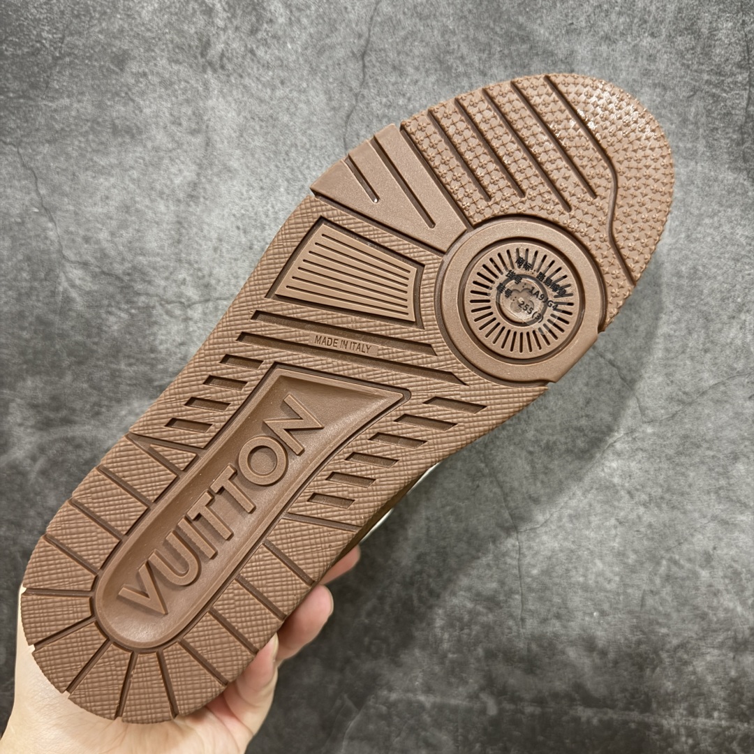 图片[9]-【专柜版/海淘代购版】 现货当天可取 LV Trainer系列高奢运动鞋 棕白色 新款芯片顶级 潮人必备单品 同步ZP官网空胶工艺 鞋舌、挂饰均镶嵌NFC芯片感应装置 正确胶片断点式设计 中底正确还原原版油印字母比例 1：1原楦格板、楦头、刀磨全新升级！ 独家订制顶级压纹麂皮 原版开模TPU大底 质感原版一致 垫脚聚米微料加透气英伦网布 披靡市场任何版本！细节完美呈现！ 代购指定版本 全新升级最新双盒包装 扫码秒进官网！ 全套包装配件同比原版 尺码： 38-46-选品中心