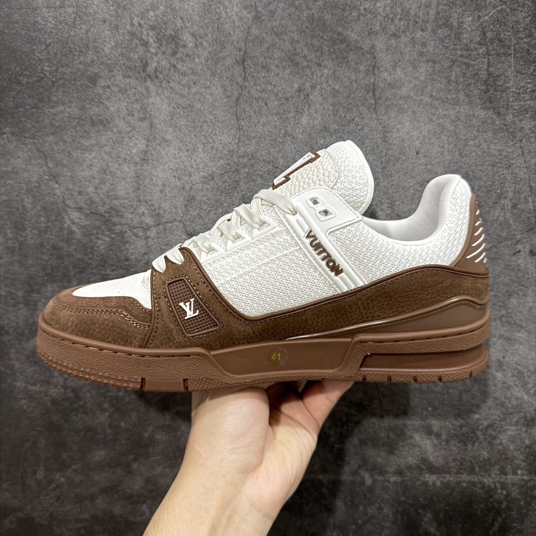 图片[2]-【专柜版/海淘代购版】 现货当天可取 LV Trainer系列高奢运动鞋 棕白色 新款芯片顶级 潮人必备单品 同步ZP官网空胶工艺 鞋舌、挂饰均镶嵌NFC芯片感应装置 正确胶片断点式设计 中底正确还原原版油印字母比例 1：1原楦格板、楦头、刀磨全新升级！ 独家订制顶级压纹麂皮 原版开模TPU大底 质感原版一致 垫脚聚米微料加透气英伦网布 披靡市场任何版本！细节完美呈现！ 代购指定版本 全新升级最新双盒包装 扫码秒进官网！ 全套包装配件同比原版 尺码： 38-46-选品中心