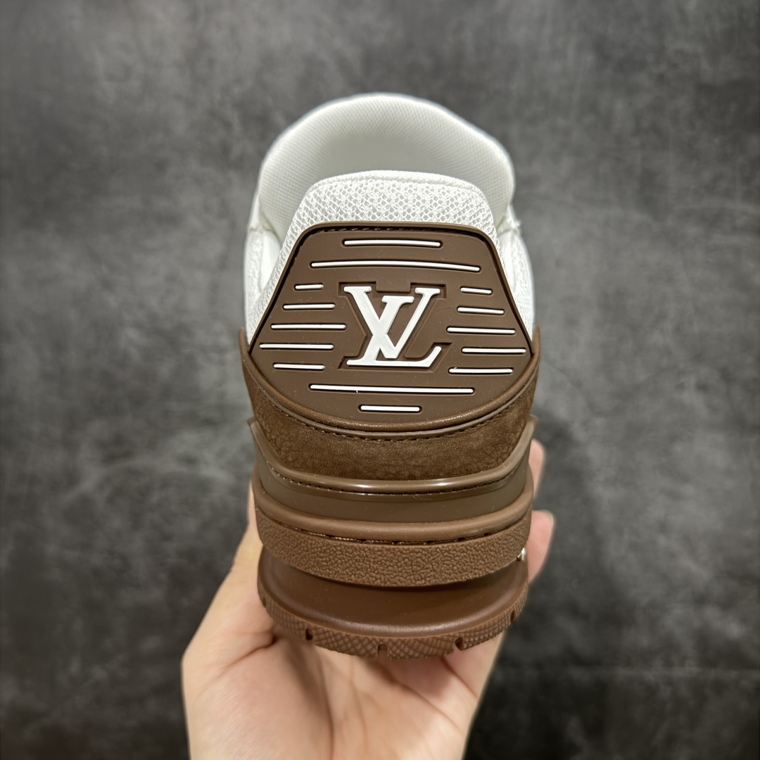 图片[4]-【专柜版/海淘代购版】 现货当天可取 LV Trainer系列高奢运动鞋 棕白色 新款芯片顶级 潮人必备单品 同步ZP官网空胶工艺 鞋舌、挂饰均镶嵌NFC芯片感应装置 正确胶片断点式设计 中底正确还原原版油印字母比例 1：1原楦格板、楦头、刀磨全新升级！ 独家订制顶级压纹麂皮 原版开模TPU大底 质感原版一致 垫脚聚米微料加透气英伦网布 披靡市场任何版本！细节完美呈现！ 代购指定版本 全新升级最新双盒包装 扫码秒进官网！ 全套包装配件同比原版 尺码： 38-46-选品中心