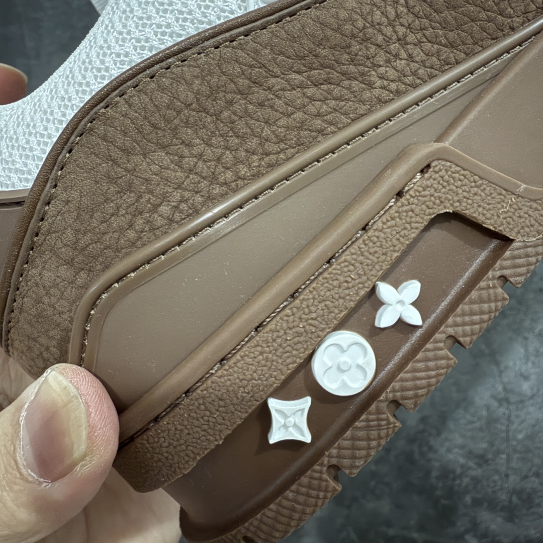 图片[3]-【专柜版/海淘代购版】 现货当天可取 LV Trainer系列高奢运动鞋 棕白色 新款芯片顶级 潮人必备单品 同步ZP官网空胶工艺 鞋舌、挂饰均镶嵌NFC芯片感应装置 正确胶片断点式设计 中底正确还原原版油印字母比例 1：1原楦格板、楦头、刀磨全新升级！ 独家订制顶级压纹麂皮 原版开模TPU大底 质感原版一致 垫脚聚米微料加透气英伦网布 披靡市场任何版本！细节完美呈现！ 代购指定版本 全新升级最新双盒包装 扫码秒进官网！ 全套包装配件同比原版 尺码： 38-46-选品中心