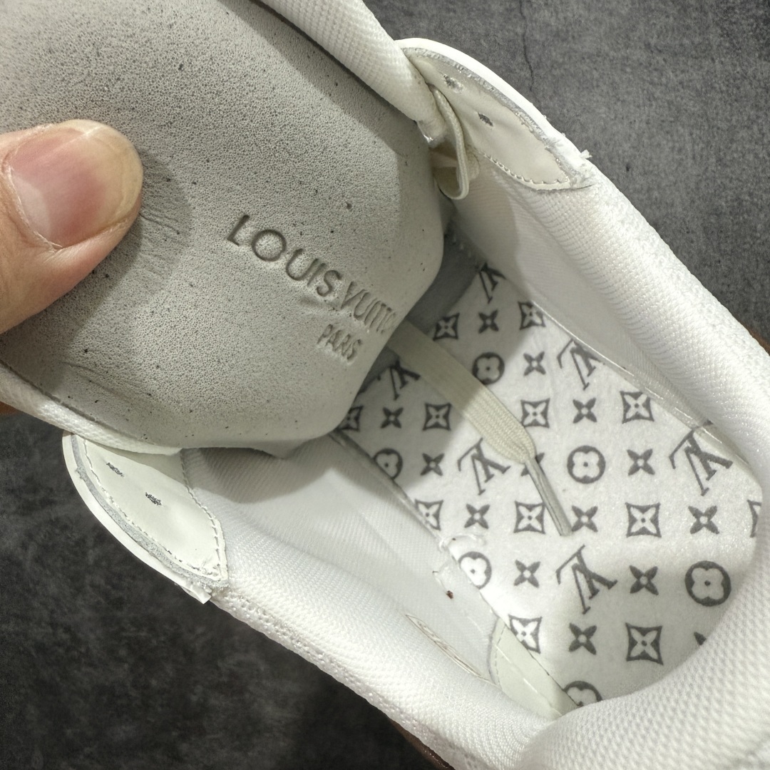 图片[9]-【专柜版/海淘代购版】 现货当天可取 LV Trainer系列高奢运动鞋 棕白色 新款芯片顶级 潮人必备单品 同步ZP官网空胶工艺 鞋舌、挂饰均镶嵌NFC芯片感应装置 正确胶片断点式设计 中底正确还原原版油印字母比例 1：1原楦格板、楦头、刀磨全新升级！ 独家订制顶级压纹麂皮 原版开模TPU大底 质感原版一致 垫脚聚米微料加透气英伦网布 披靡市场任何版本！细节完美呈现！ 代购指定版本 全新升级最新双盒包装 扫码秒进官网！ 全套包装配件同比原版 尺码： 38-46-选品中心