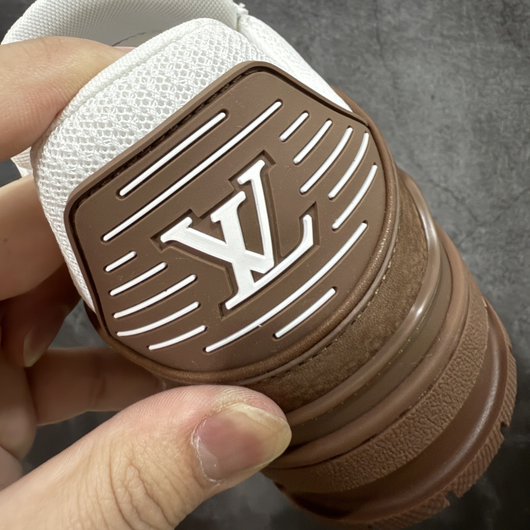 图片[2]-【专柜版/海淘代购版】 现货当天可取 LV Trainer系列高奢运动鞋 棕白色 新款芯片顶级 潮人必备单品 同步ZP官网空胶工艺 鞋舌、挂饰均镶嵌NFC芯片感应装置 正确胶片断点式设计 中底正确还原原版油印字母比例 1：1原楦格板、楦头、刀磨全新升级！ 独家订制顶级压纹麂皮 原版开模TPU大底 质感原版一致 垫脚聚米微料加透气英伦网布 披靡市场任何版本！细节完美呈现！ 代购指定版本 全新升级最新双盒包装 扫码秒进官网！ 全套包装配件同比原版 尺码： 38-46-选品中心