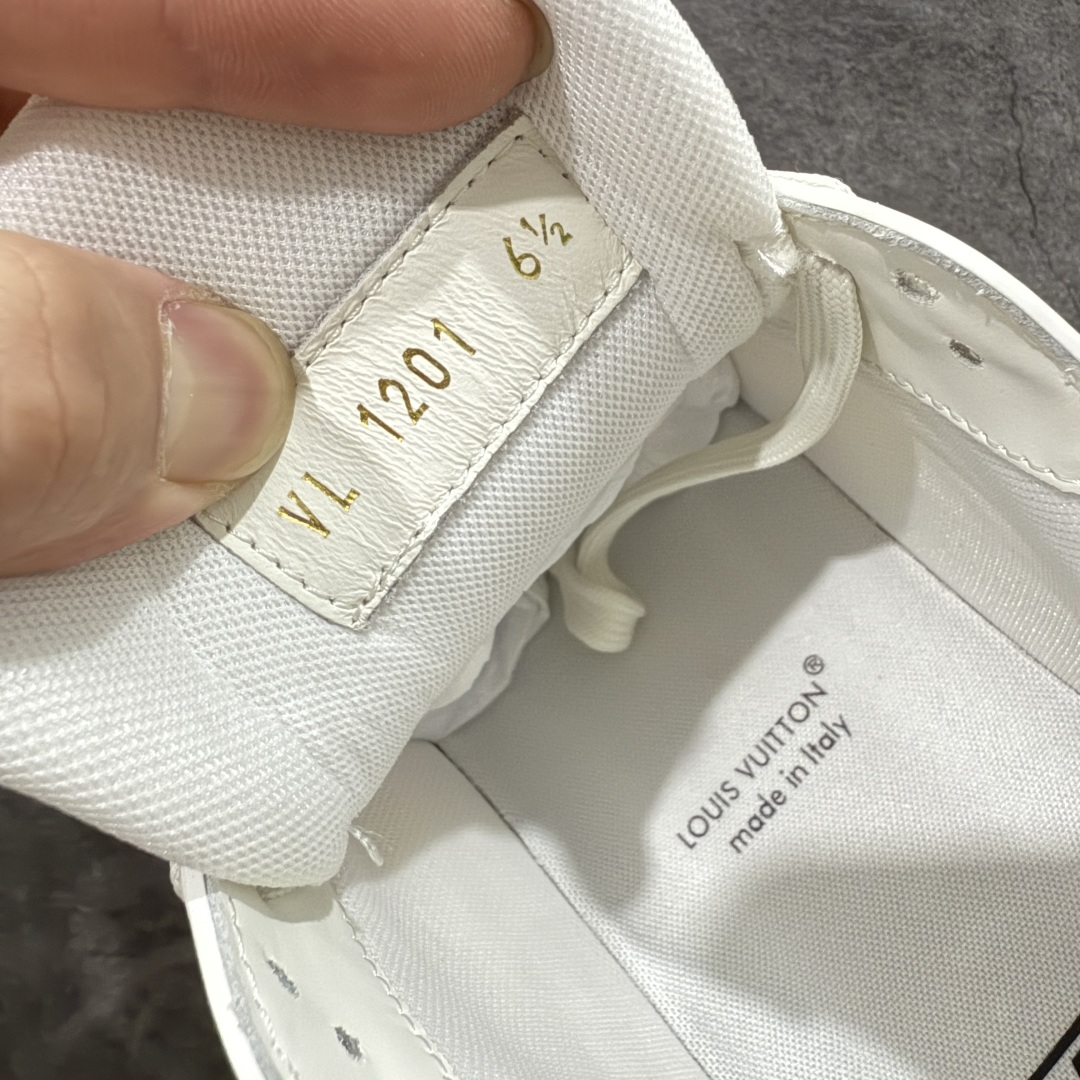 图片[7]-【专柜版/海淘代购版】 现货当天可取 LV Trainer系列高奢运动鞋 棕白色 新款芯片顶级 潮人必备单品 同步ZP官网空胶工艺 鞋舌、挂饰均镶嵌NFC芯片感应装置 正确胶片断点式设计 中底正确还原原版油印字母比例 1：1原楦格板、楦头、刀磨全新升级！ 独家订制顶级压纹麂皮 原版开模TPU大底 质感原版一致 垫脚聚米微料加透气英伦网布 披靡市场任何版本！细节完美呈现！ 代购指定版本 全新升级最新双盒包装 扫码秒进官网！ 全套包装配件同比原版 尺码： 38-46-选品中心