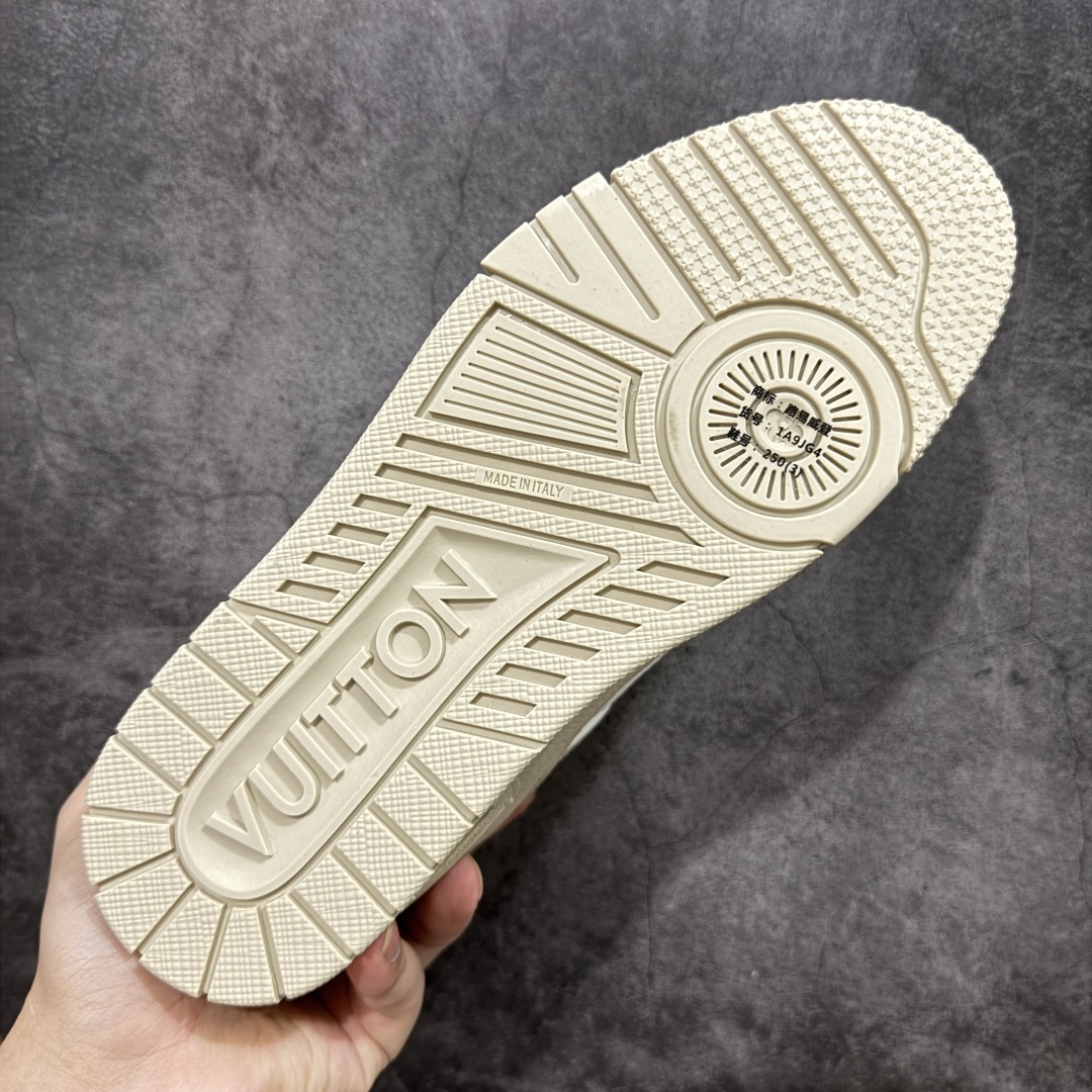 图片[9]-【专柜版/海淘代购版】 现货当天可取 LV Trainer系列高奢运动鞋 灰白色 新款芯片顶级 潮人必备单品 同步ZP官网空胶工艺 鞋舌、挂饰均镶嵌NFC芯片感应装置 正确胶片断点式设计 中底正确还原原版油印字母比例 1：1原楦格板、楦头、刀磨全新升级！ 独家订制顶级压纹麂皮 原版开模TPU大底 质感原版一致 垫脚聚米微料加透气英伦网布 披靡市场任何版本！细节完美呈现！ 代购指定版本 全新升级最新双盒包装 扫码秒进官网！ 全套包装配件同比原版 尺码： 38-46-选品中心