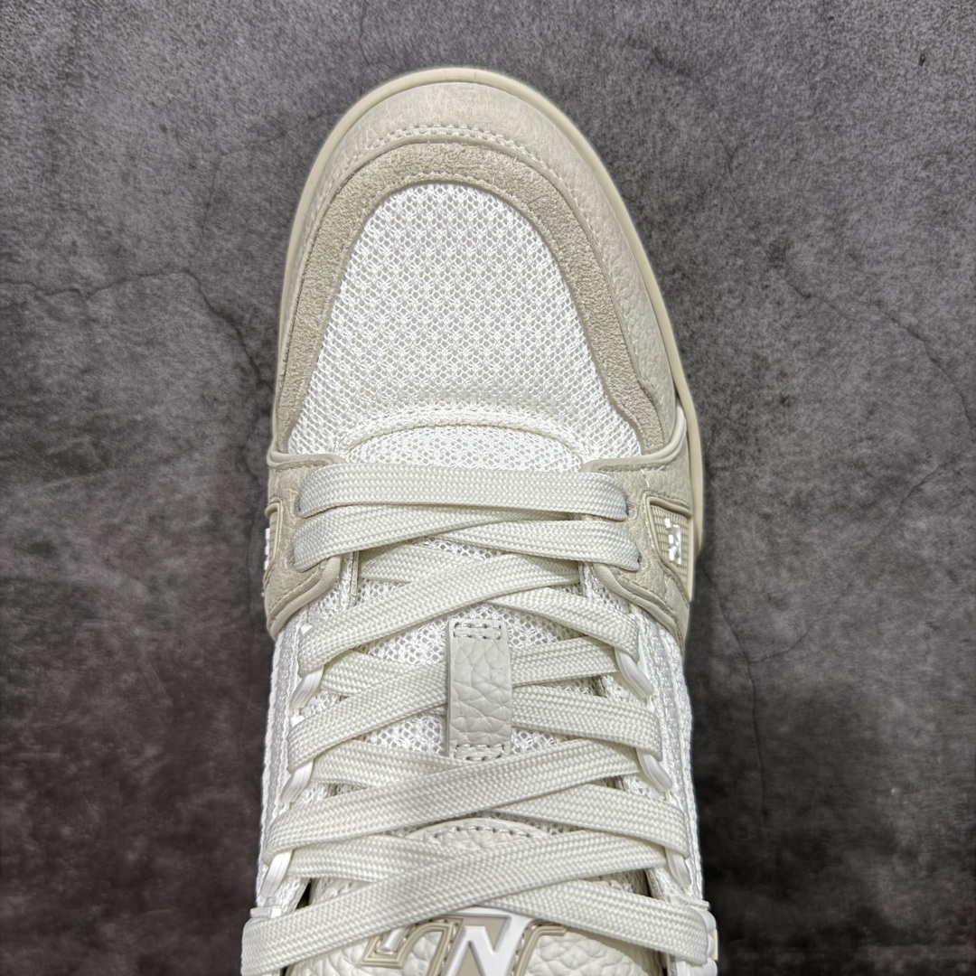 图片[5]-【专柜版/海淘代购版】 现货当天可取 LV Trainer系列高奢运动鞋 灰白色 新款芯片顶级 潮人必备单品 同步ZP官网空胶工艺 鞋舌、挂饰均镶嵌NFC芯片感应装置 正确胶片断点式设计 中底正确还原原版油印字母比例 1：1原楦格板、楦头、刀磨全新升级！ 独家订制顶级压纹麂皮 原版开模TPU大底 质感原版一致 垫脚聚米微料加透气英伦网布 披靡市场任何版本！细节完美呈现！ 代购指定版本 全新升级最新双盒包装 扫码秒进官网！ 全套包装配件同比原版 尺码： 38-46-选品中心