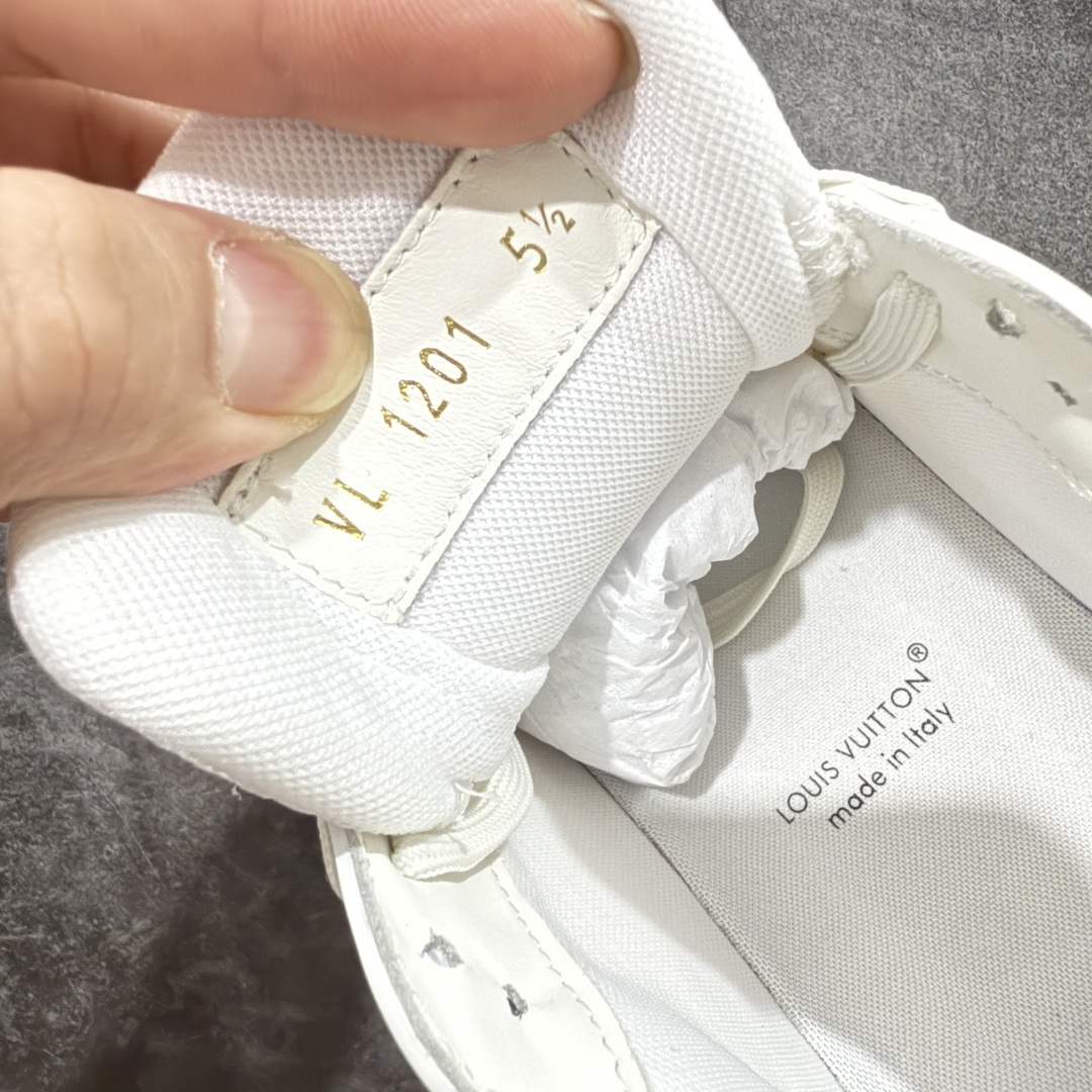 图片[7]-【专柜版/海淘代购版】 现货当天可取 LV Trainer系列高奢运动鞋 灰白色 新款芯片顶级 潮人必备单品 同步ZP官网空胶工艺 鞋舌、挂饰均镶嵌NFC芯片感应装置 正确胶片断点式设计 中底正确还原原版油印字母比例 1：1原楦格板、楦头、刀磨全新升级！ 独家订制顶级压纹麂皮 原版开模TPU大底 质感原版一致 垫脚聚米微料加透气英伦网布 披靡市场任何版本！细节完美呈现！ 代购指定版本 全新升级最新双盒包装 扫码秒进官网！ 全套包装配件同比原版 尺码： 38-46-选品中心
