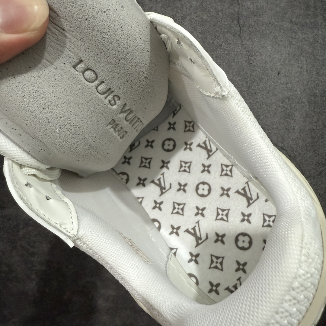 图片[9]-【专柜版/海淘代购版】 现货当天可取 LV Trainer系列高奢运动鞋 灰白色 新款芯片顶级 潮人必备单品 同步ZP官网空胶工艺 鞋舌、挂饰均镶嵌NFC芯片感应装置 正确胶片断点式设计 中底正确还原原版油印字母比例 1：1原楦格板、楦头、刀磨全新升级！ 独家订制顶级压纹麂皮 原版开模TPU大底 质感原版一致 垫脚聚米微料加透气英伦网布 披靡市场任何版本！细节完美呈现！ 代购指定版本 全新升级最新双盒包装 扫码秒进官网！ 全套包装配件同比原版 尺码： 38-46-选品中心