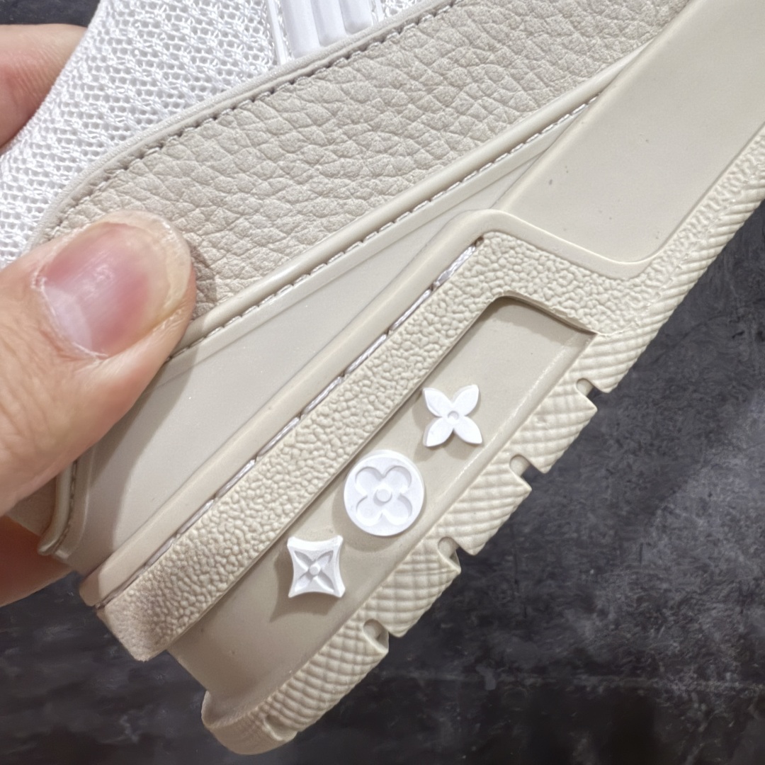 图片[3]-【专柜版/海淘代购版】 现货当天可取 LV Trainer系列高奢运动鞋 灰白色 新款芯片顶级 潮人必备单品 同步ZP官网空胶工艺 鞋舌、挂饰均镶嵌NFC芯片感应装置 正确胶片断点式设计 中底正确还原原版油印字母比例 1：1原楦格板、楦头、刀磨全新升级！ 独家订制顶级压纹麂皮 原版开模TPU大底 质感原版一致 垫脚聚米微料加透气英伦网布 披靡市场任何版本！细节完美呈现！ 代购指定版本 全新升级最新双盒包装 扫码秒进官网！ 全套包装配件同比原版 尺码： 38-46-选品中心