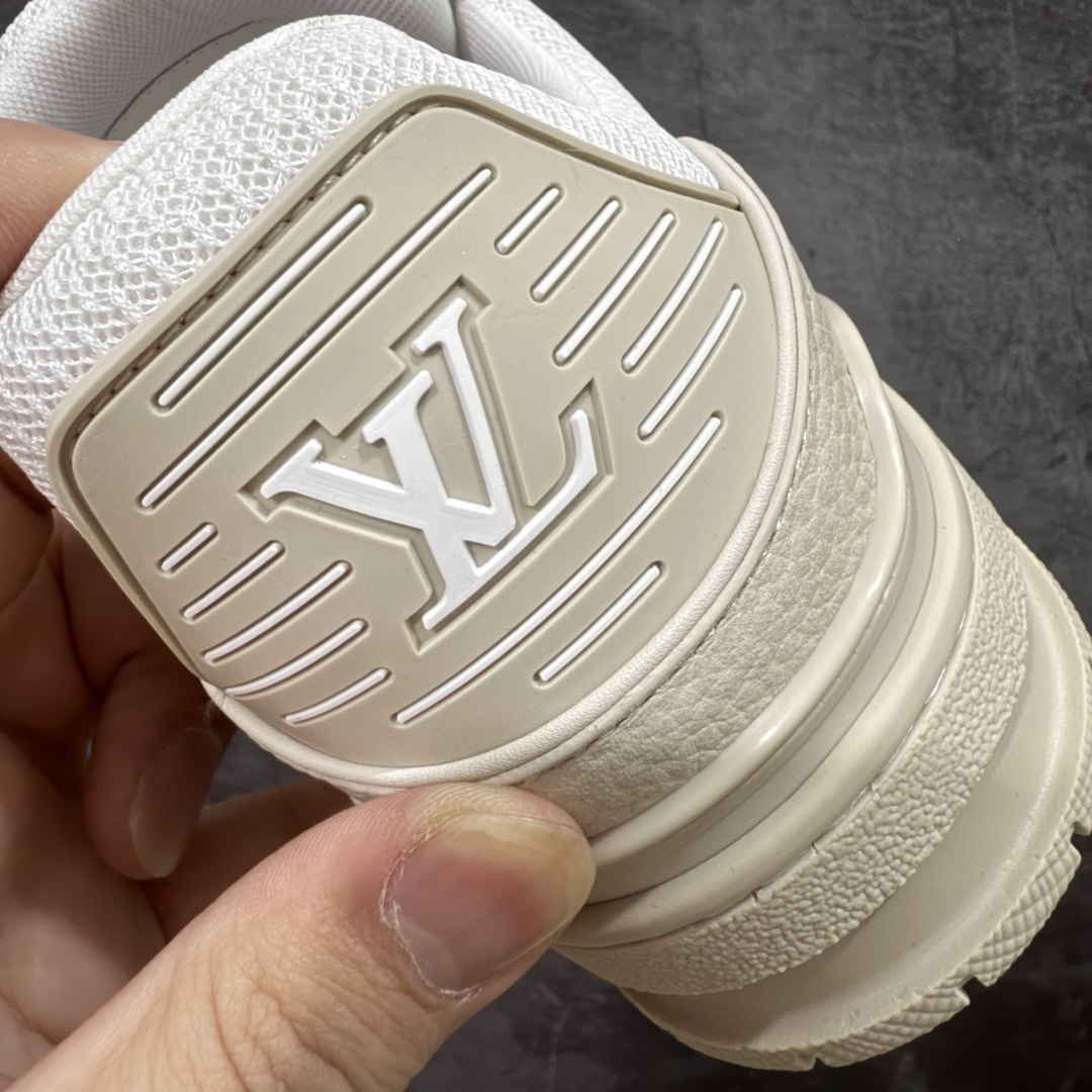 图片[2]-【专柜版/海淘代购版】 现货当天可取 LV Trainer系列高奢运动鞋 灰白色 新款芯片顶级 潮人必备单品 同步ZP官网空胶工艺 鞋舌、挂饰均镶嵌NFC芯片感应装置 正确胶片断点式设计 中底正确还原原版油印字母比例 1：1原楦格板、楦头、刀磨全新升级！ 独家订制顶级压纹麂皮 原版开模TPU大底 质感原版一致 垫脚聚米微料加透气英伦网布 披靡市场任何版本！细节完美呈现！ 代购指定版本 全新升级最新双盒包装 扫码秒进官网！ 全套包装配件同比原版 尺码： 38-46-选品中心