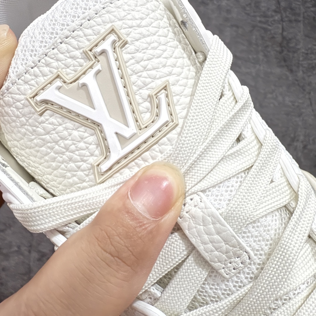 图片[6]-【专柜版/海淘代购版】 现货当天可取 LV Trainer系列高奢运动鞋 灰白色 新款芯片顶级 潮人必备单品 同步ZP官网空胶工艺 鞋舌、挂饰均镶嵌NFC芯片感应装置 正确胶片断点式设计 中底正确还原原版油印字母比例 1：1原楦格板、楦头、刀磨全新升级！ 独家订制顶级压纹麂皮 原版开模TPU大底 质感原版一致 垫脚聚米微料加透气英伦网布 披靡市场任何版本！细节完美呈现！ 代购指定版本 全新升级最新双盒包装 扫码秒进官网！ 全套包装配件同比原版 尺码： 38-46-选品中心