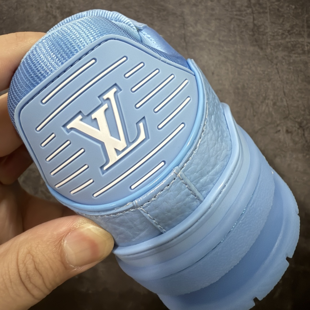 图片[2]-【专柜版/海淘代购版】 现货当天可取 LV Trainer系列高奢运动鞋 蓝色漆皮色 新款芯片顶级 潮人必备单品 同步ZP官网空胶工艺 鞋舌、挂饰均镶嵌NFC芯片感应装置 正确胶片断点式设计 中底正确还原原版油印字母比例 1：1原楦格板、楦头、刀磨全新升级！ 独家订制顶级压纹麂皮 原版开模TPU大底 质感原版一致 垫脚聚米微料加透气英伦网布 披靡市场任何版本！细节完美呈现！ 代购指定版本 全新升级最新双盒包装 扫码秒进官网！ 全套包装配件同比原版 尺码： 38-46-选品中心