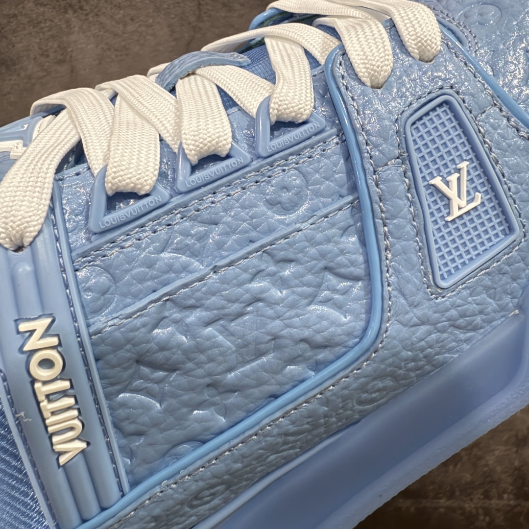图片[4]-【专柜版/海淘代购版】 现货当天可取 LV Trainer系列高奢运动鞋 蓝色漆皮色 新款芯片顶级 潮人必备单品 同步ZP官网空胶工艺 鞋舌、挂饰均镶嵌NFC芯片感应装置 正确胶片断点式设计 中底正确还原原版油印字母比例 1：1原楦格板、楦头、刀磨全新升级！ 独家订制顶级压纹麂皮 原版开模TPU大底 质感原版一致 垫脚聚米微料加透气英伦网布 披靡市场任何版本！细节完美呈现！ 代购指定版本 全新升级最新双盒包装 扫码秒进官网！ 全套包装配件同比原版 尺码： 38-46-选品中心