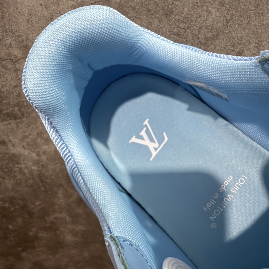 图片[8]-【专柜版/海淘代购版】 现货当天可取 LV Trainer系列高奢运动鞋 蓝色漆皮色 新款芯片顶级 潮人必备单品 同步ZP官网空胶工艺 鞋舌、挂饰均镶嵌NFC芯片感应装置 正确胶片断点式设计 中底正确还原原版油印字母比例 1：1原楦格板、楦头、刀磨全新升级！ 独家订制顶级压纹麂皮 原版开模TPU大底 质感原版一致 垫脚聚米微料加透气英伦网布 披靡市场任何版本！细节完美呈现！ 代购指定版本 全新升级最新双盒包装 扫码秒进官网！ 全套包装配件同比原版 尺码： 38-46-选品中心