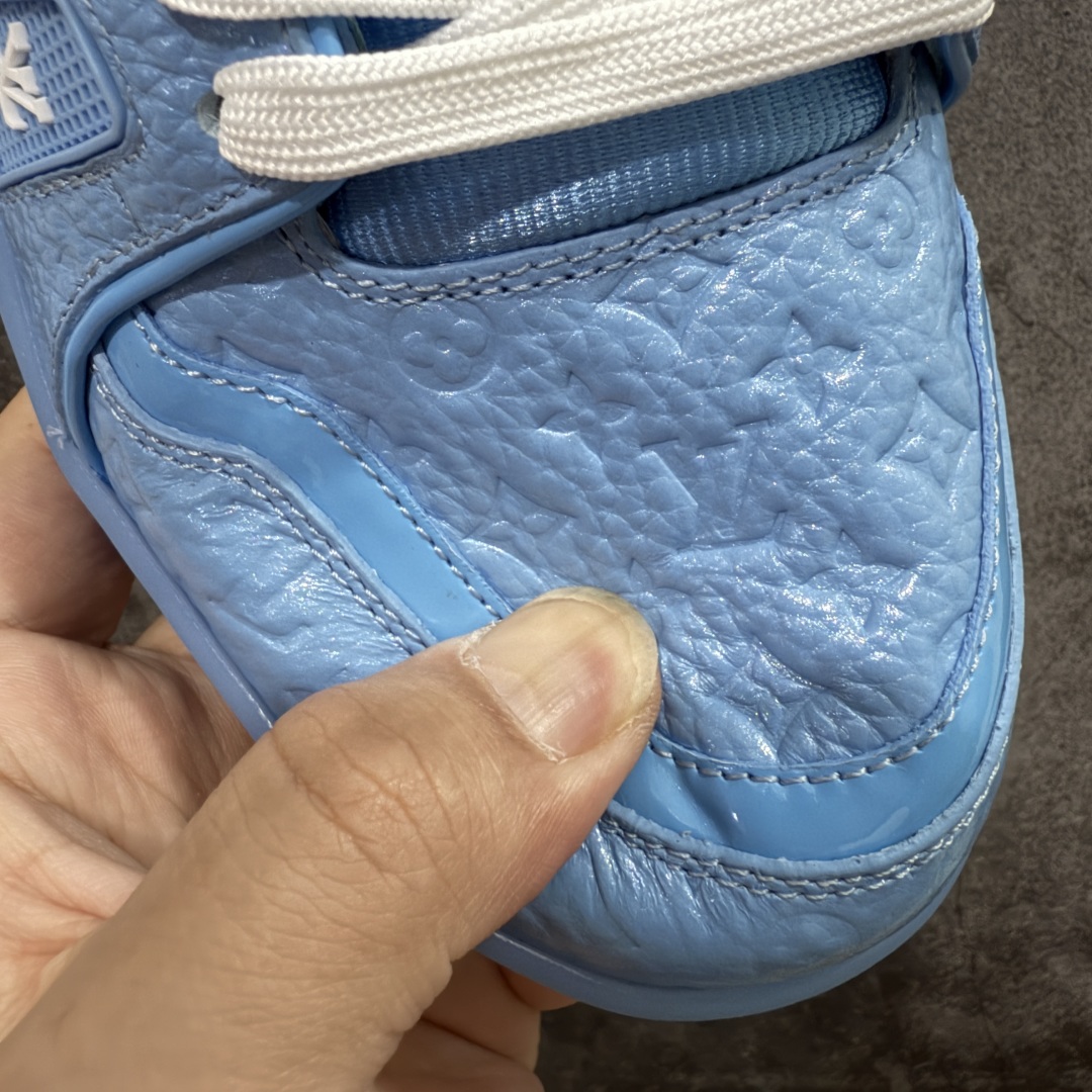 图片[5]-【专柜版/海淘代购版】 现货当天可取 LV Trainer系列高奢运动鞋 蓝色漆皮色 新款芯片顶级 潮人必备单品 同步ZP官网空胶工艺 鞋舌、挂饰均镶嵌NFC芯片感应装置 正确胶片断点式设计 中底正确还原原版油印字母比例 1：1原楦格板、楦头、刀磨全新升级！ 独家订制顶级压纹麂皮 原版开模TPU大底 质感原版一致 垫脚聚米微料加透气英伦网布 披靡市场任何版本！细节完美呈现！ 代购指定版本 全新升级最新双盒包装 扫码秒进官网！ 全套包装配件同比原版 尺码： 38-46-选品中心