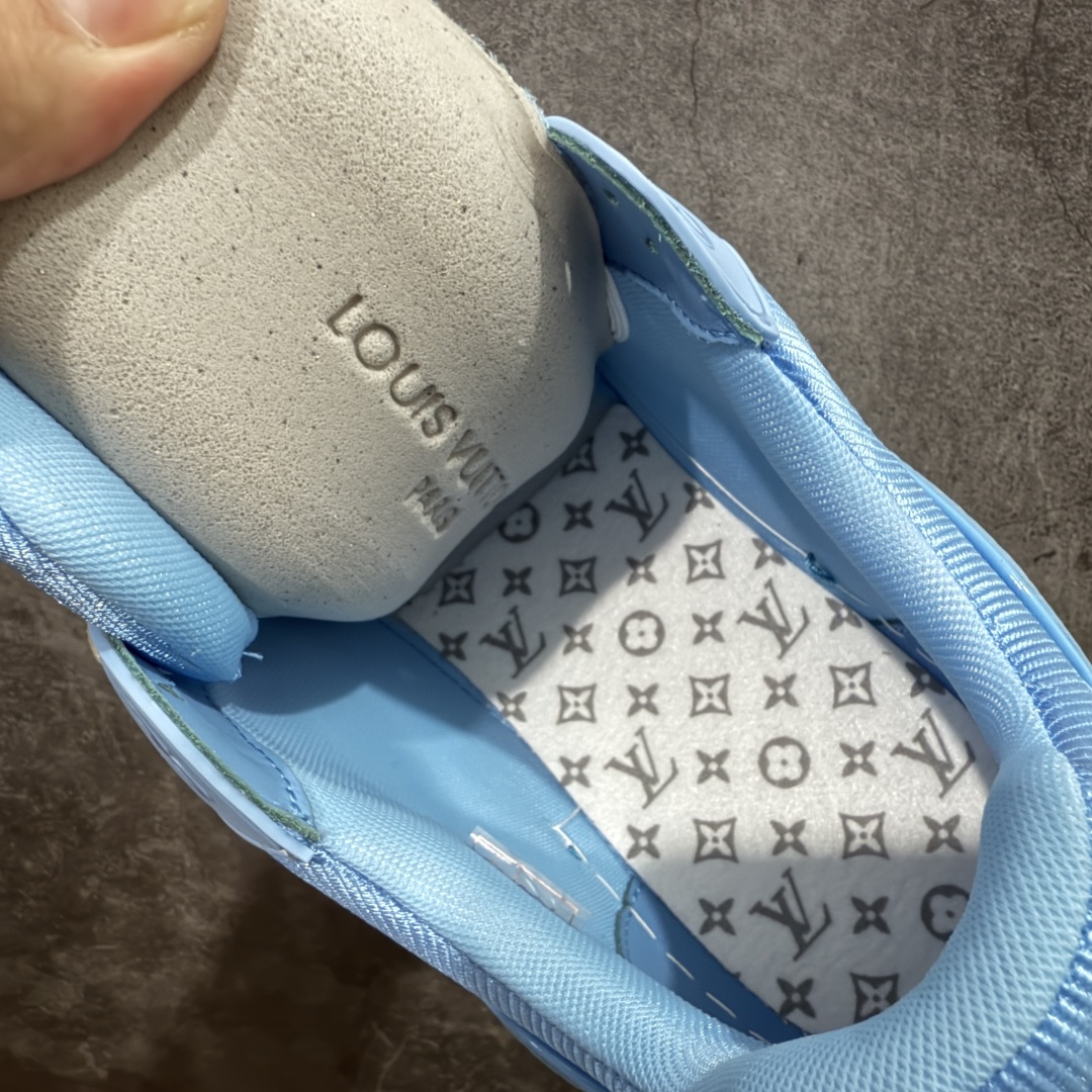 图片[9]-【专柜版/海淘代购版】 现货当天可取 LV Trainer系列高奢运动鞋 蓝色漆皮色 新款芯片顶级 潮人必备单品 同步ZP官网空胶工艺 鞋舌、挂饰均镶嵌NFC芯片感应装置 正确胶片断点式设计 中底正确还原原版油印字母比例 1：1原楦格板、楦头、刀磨全新升级！ 独家订制顶级压纹麂皮 原版开模TPU大底 质感原版一致 垫脚聚米微料加透气英伦网布 披靡市场任何版本！细节完美呈现！ 代购指定版本 全新升级最新双盒包装 扫码秒进官网！ 全套包装配件同比原版 尺码： 38-46-选品中心