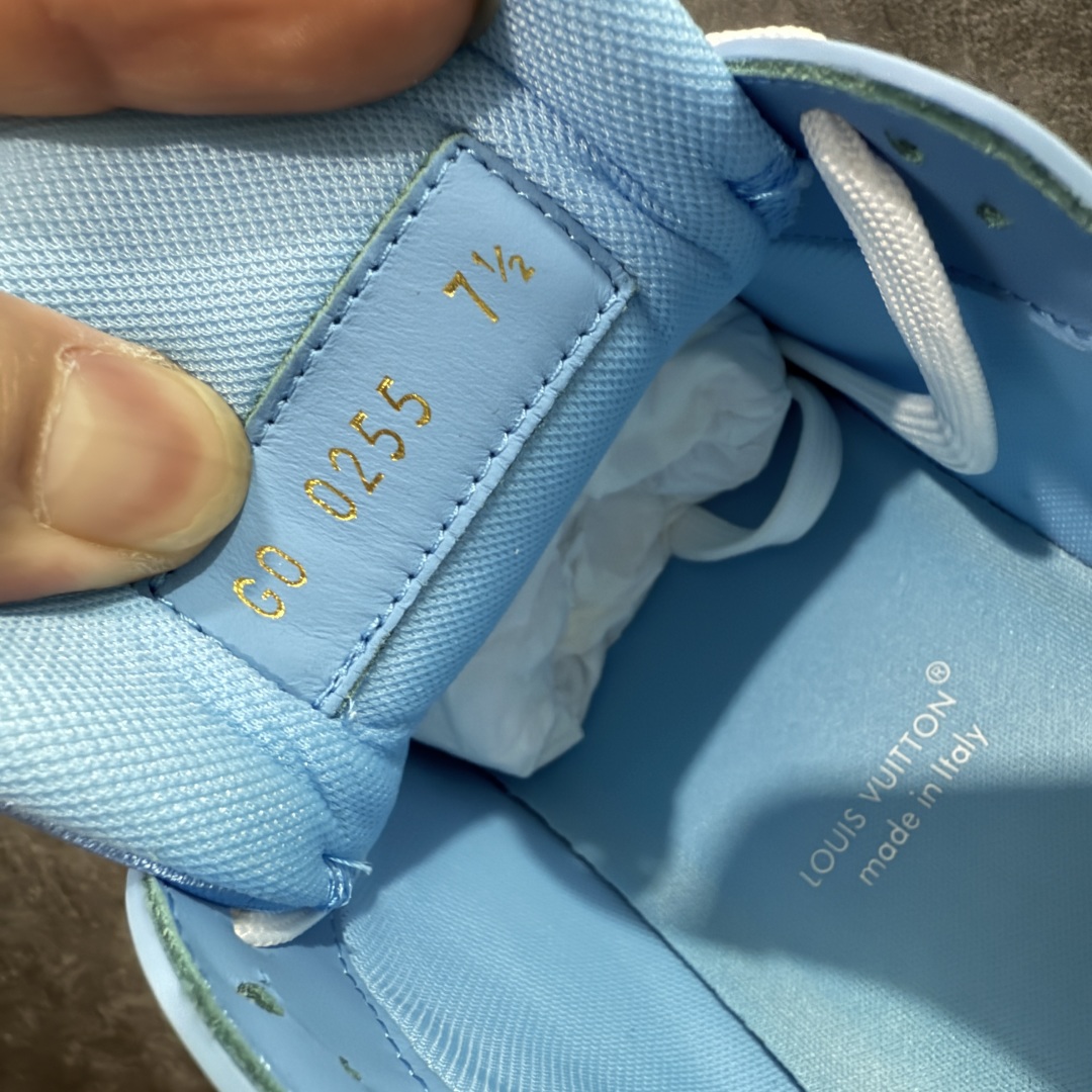 图片[7]-【专柜版/海淘代购版】 现货当天可取 LV Trainer系列高奢运动鞋 蓝色漆皮色 新款芯片顶级 潮人必备单品 同步ZP官网空胶工艺 鞋舌、挂饰均镶嵌NFC芯片感应装置 正确胶片断点式设计 中底正确还原原版油印字母比例 1：1原楦格板、楦头、刀磨全新升级！ 独家订制顶级压纹麂皮 原版开模TPU大底 质感原版一致 垫脚聚米微料加透气英伦网布 披靡市场任何版本！细节完美呈现！ 代购指定版本 全新升级最新双盒包装 扫码秒进官网！ 全套包装配件同比原版 尺码： 38-46-选品中心