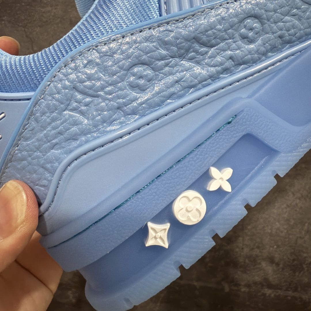 图片[3]-【专柜版/海淘代购版】 现货当天可取 LV Trainer系列高奢运动鞋 蓝色漆皮色 新款芯片顶级 潮人必备单品 同步ZP官网空胶工艺 鞋舌、挂饰均镶嵌NFC芯片感应装置 正确胶片断点式设计 中底正确还原原版油印字母比例 1：1原楦格板、楦头、刀磨全新升级！ 独家订制顶级压纹麂皮 原版开模TPU大底 质感原版一致 垫脚聚米微料加透气英伦网布 披靡市场任何版本！细节完美呈现！ 代购指定版本 全新升级最新双盒包装 扫码秒进官网！ 全套包装配件同比原版 尺码： 38-46-选品中心