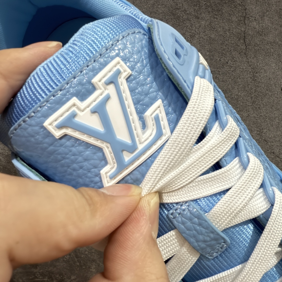 图片[6]-【专柜版/海淘代购版】 现货当天可取 LV Trainer系列高奢运动鞋 蓝色漆皮色 新款芯片顶级 潮人必备单品 同步ZP官网空胶工艺 鞋舌、挂饰均镶嵌NFC芯片感应装置 正确胶片断点式设计 中底正确还原原版油印字母比例 1：1原楦格板、楦头、刀磨全新升级！ 独家订制顶级压纹麂皮 原版开模TPU大底 质感原版一致 垫脚聚米微料加透气英伦网布 披靡市场任何版本！细节完美呈现！ 代购指定版本 全新升级最新双盒包装 扫码秒进官网！ 全套包装配件同比原版 尺码： 38-46-选品中心