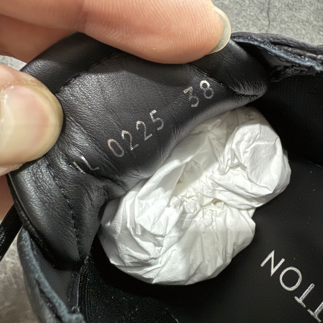 图片[6]-【专柜版/海淘代购】Louis Vuitton 春夏 Sneakerina LV 路易威登 系列运动鞋 德训鞋 平底鞋休闲鞋 海淘代购同渠道品质 高端零售 外贸充正专供 高端礼盒 市场最强级别没有之一💪🏻 原版购入开发 ZP级全套包装 完美楦型 正确卡色 质感媲美原版 细节与原版一致 请注意区分市面通货材 尺码：35 36 37 38 39 40-选品中心